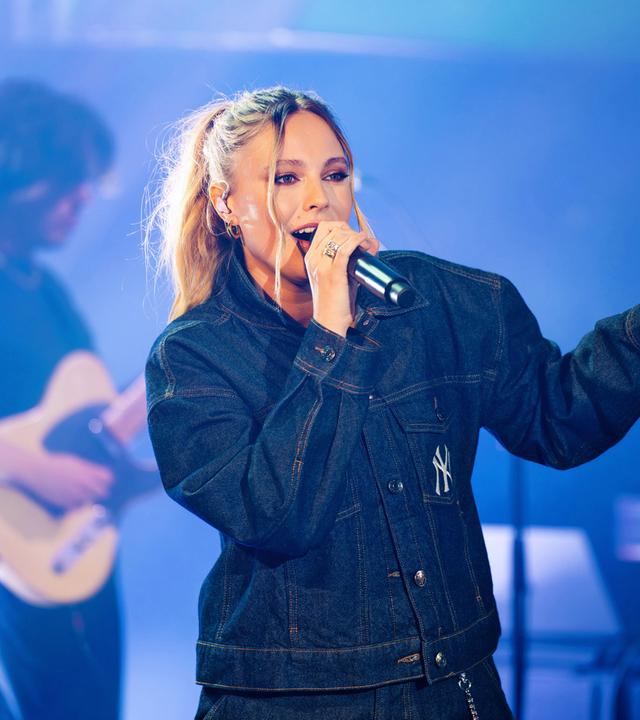 Sängerin Sophia und Band