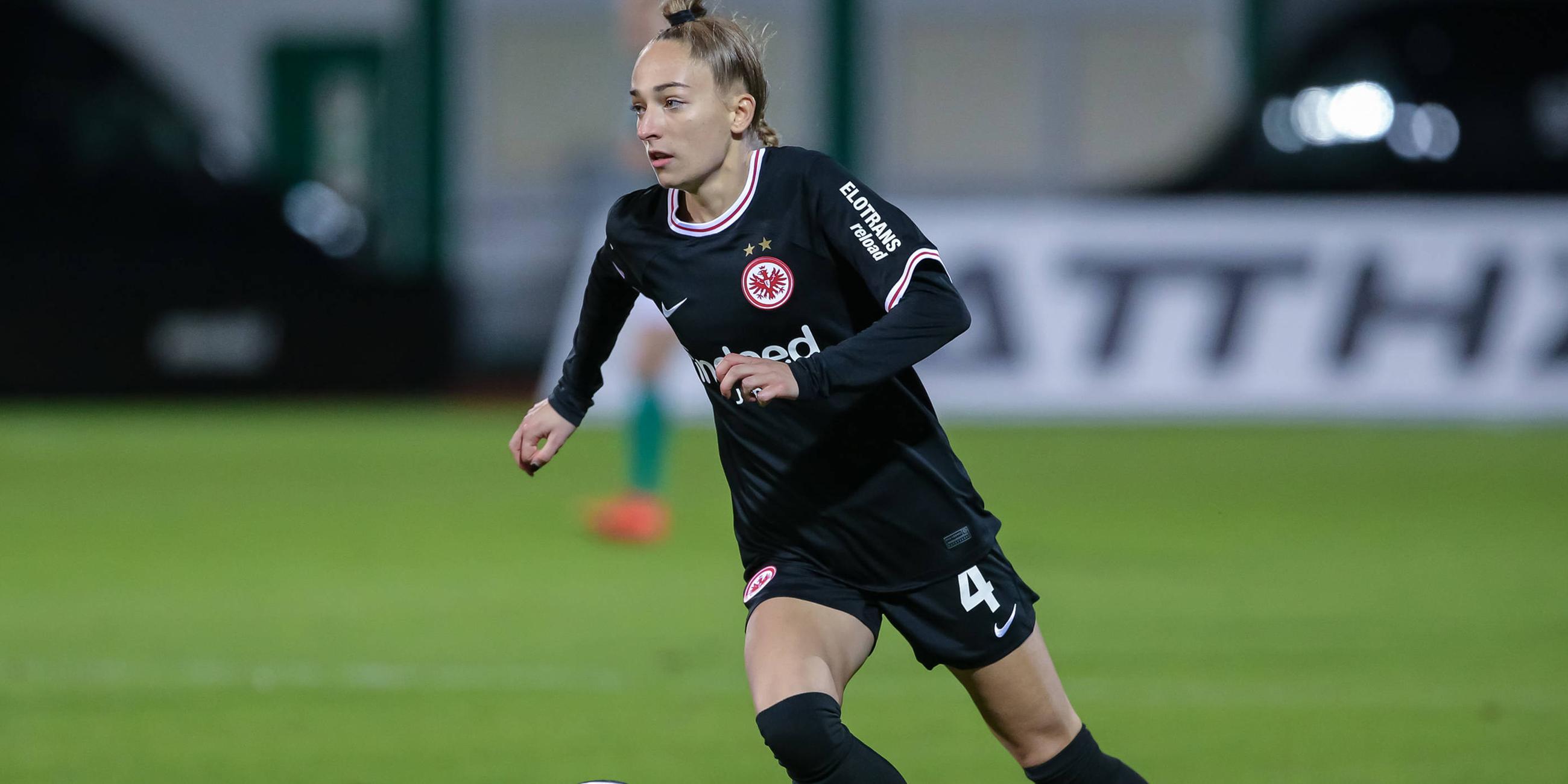 Sophia Kleinherne (Eintracht Frankfurt) am Ball. (06.11.2023)