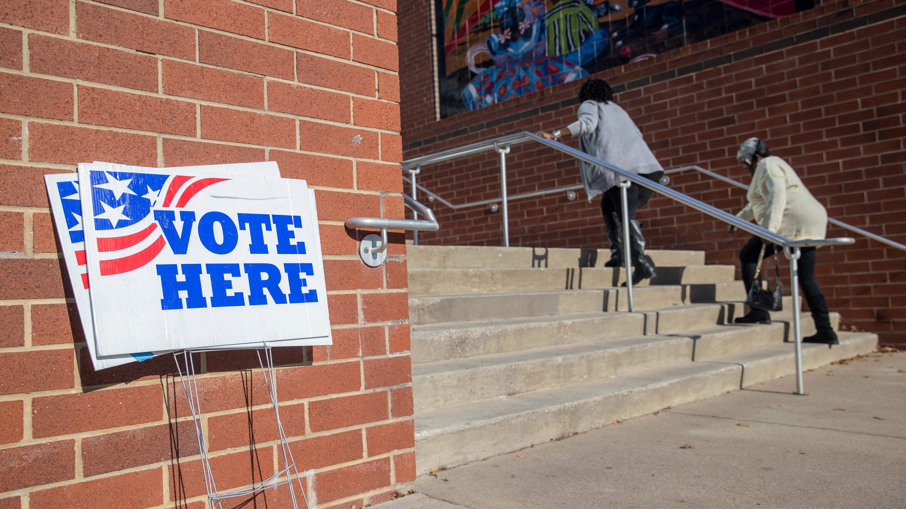 USA, Charleston: Wähler gehen die Treppe hinauf, um in einem Wahllokal während der demokratischen Vorwahlen für die Präsidentschaftswahlen in South Carolina zu wählen. 