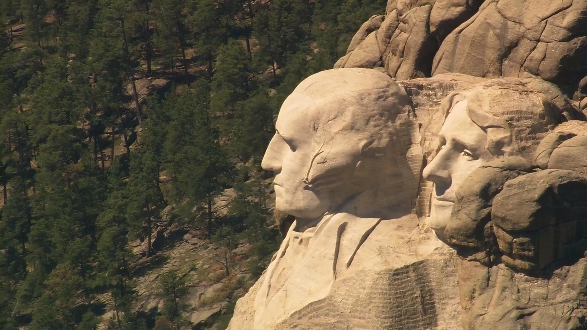  In der Seitenansicht des Mount Rushmore in South Dakota sind die in den Fels gehauenen Gesichter von George Washington und Thomas Jefferson zu erkennen.
