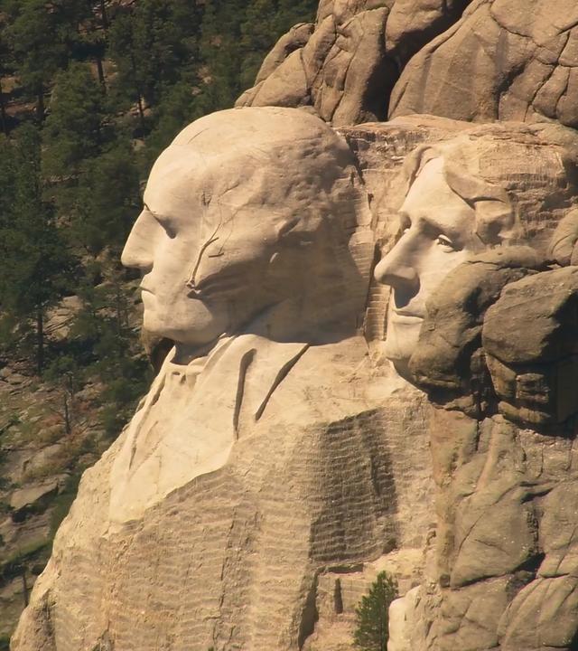  In der Seitenansicht des Mount Rushmore in South Dakota sind die in den Fels gehauenen Gesichter von George Washington und Thomas Jefferson zu erkennen.