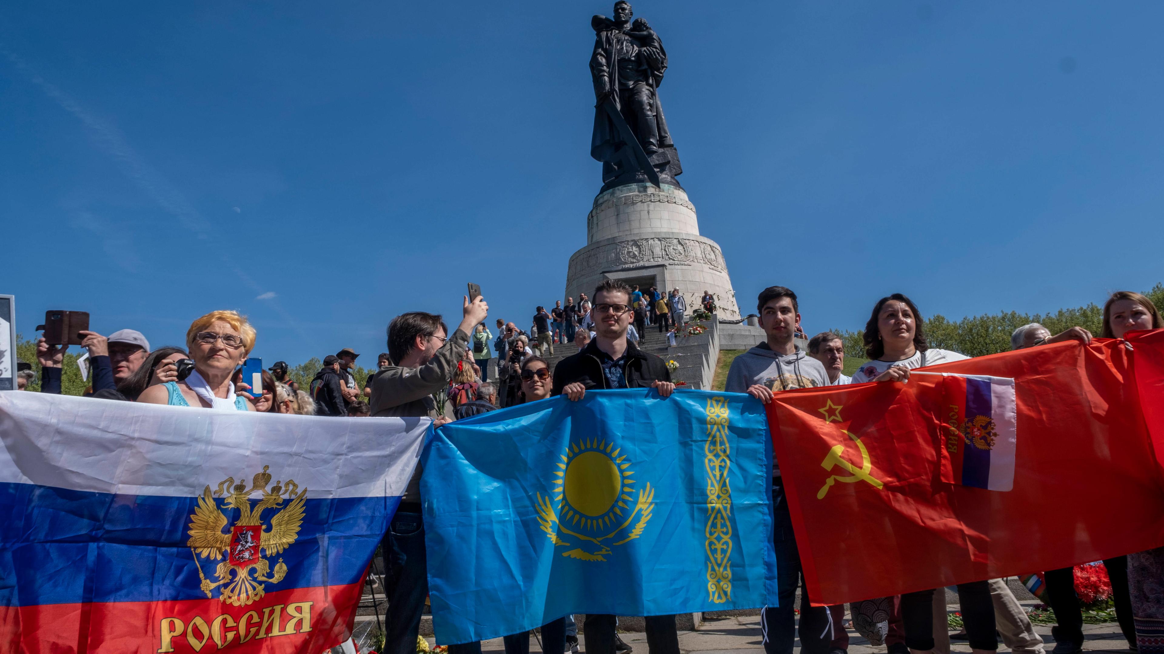 Gedenken am 9. Mai am sowjetischen Ehrenmal in Berlin Treptower Park