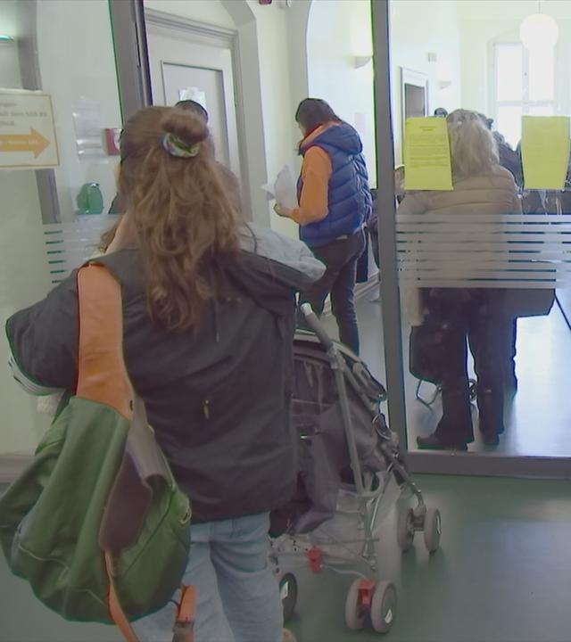 Schlange im Sozialamt in Berlin