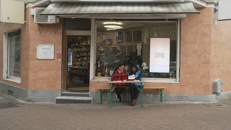 Sozialarbeiterin am Kiosk