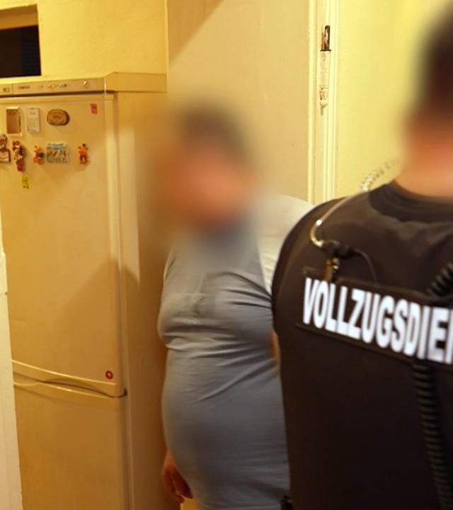 Kontrolleur in einer Unterkunft von EU-Bürger aus Osteuropa