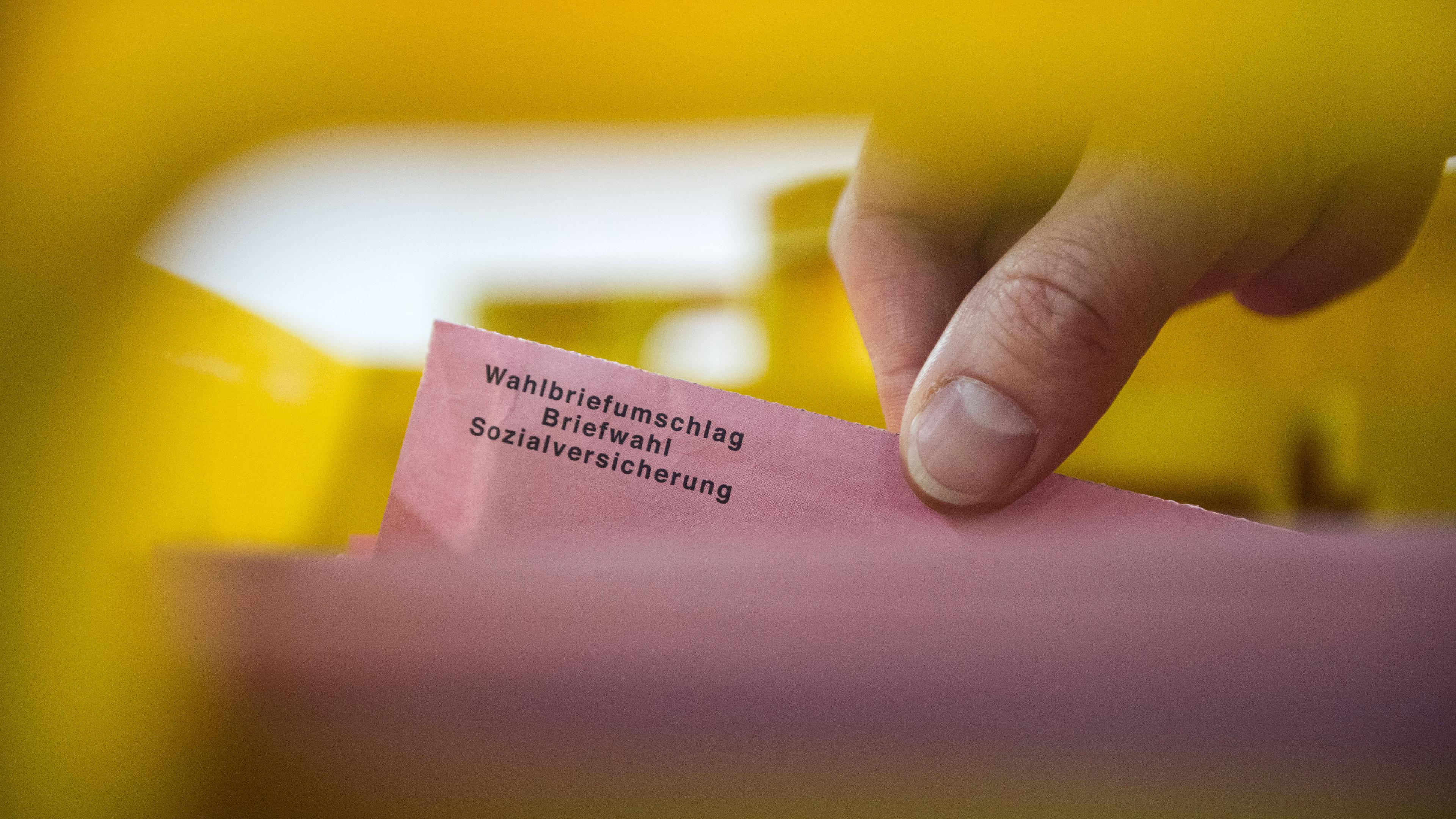 Ein Besucher zieht, in einer Lagerhalle in Berlin, einen Wahlbrief zur Auswertung, aufgenommen am 01.06.2017