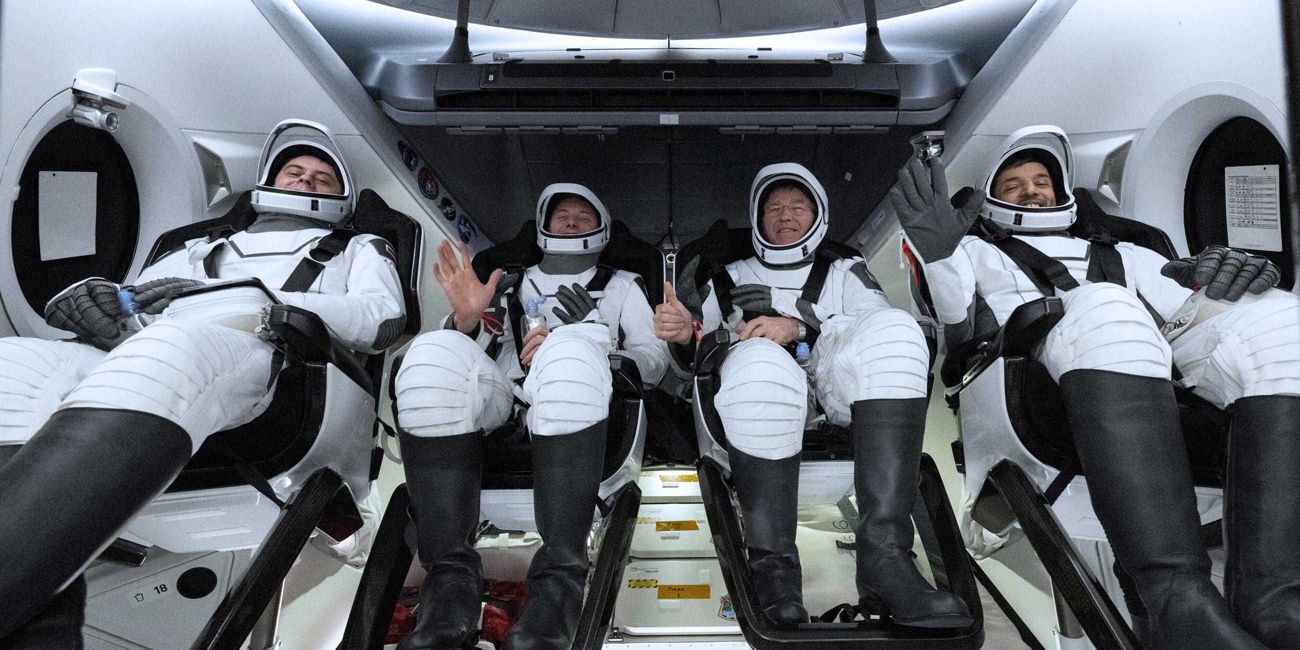 Astronauten an Bord einer SpaceX-Kapsel nach ihrer Rückkehr auf die Erde