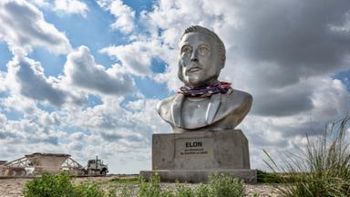 Eine Statue von Elon Musks Oberkörper steht entlang der Straße zur SpaceX-Startbasis in Texas.