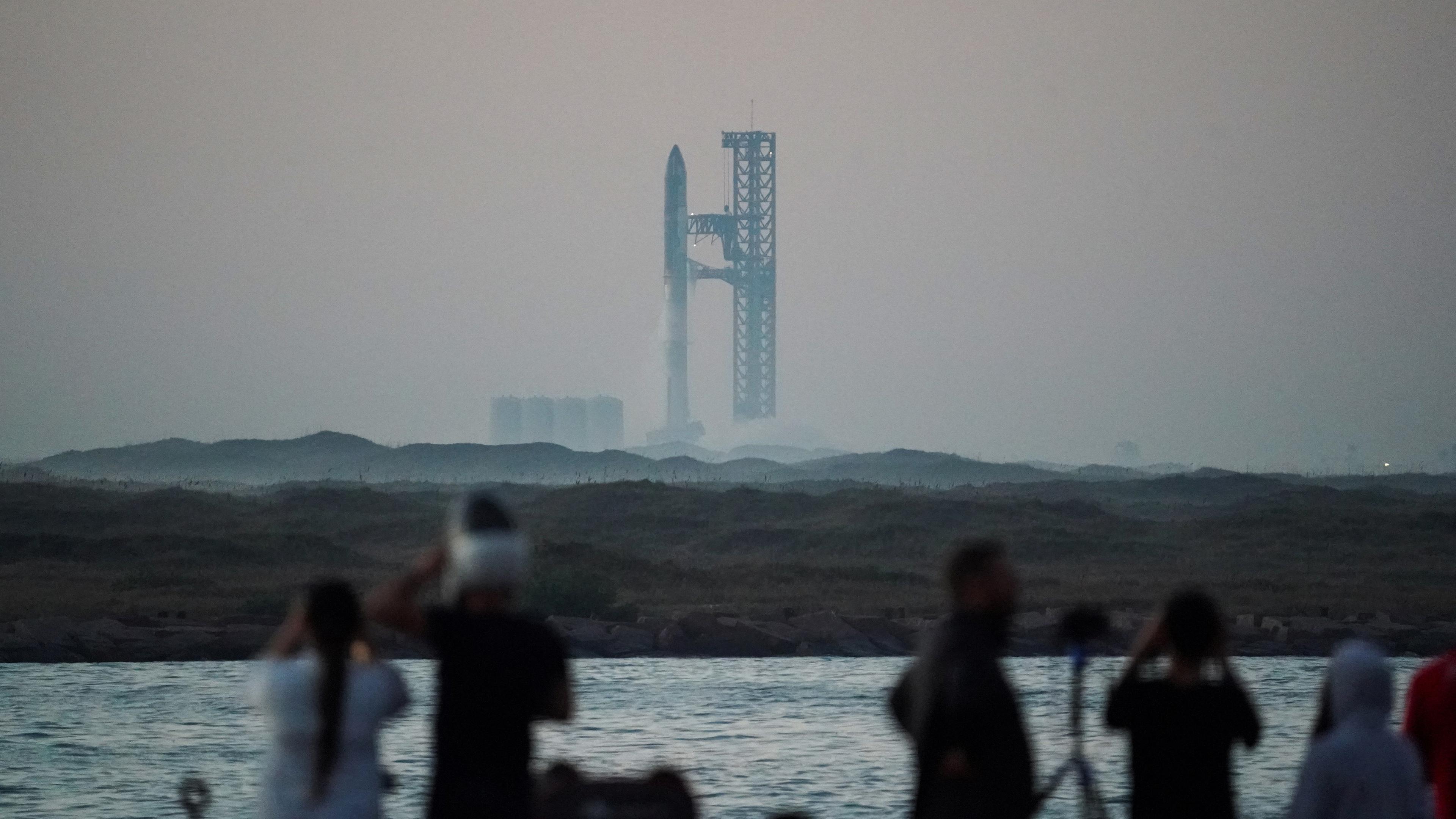 Zuschauer versammeln sich auf South Padre Island, um den geplanten Start des Raumschiffs der nächsten Generation von SpaceX vom Startplatz Boca Chica zu verfolgen.