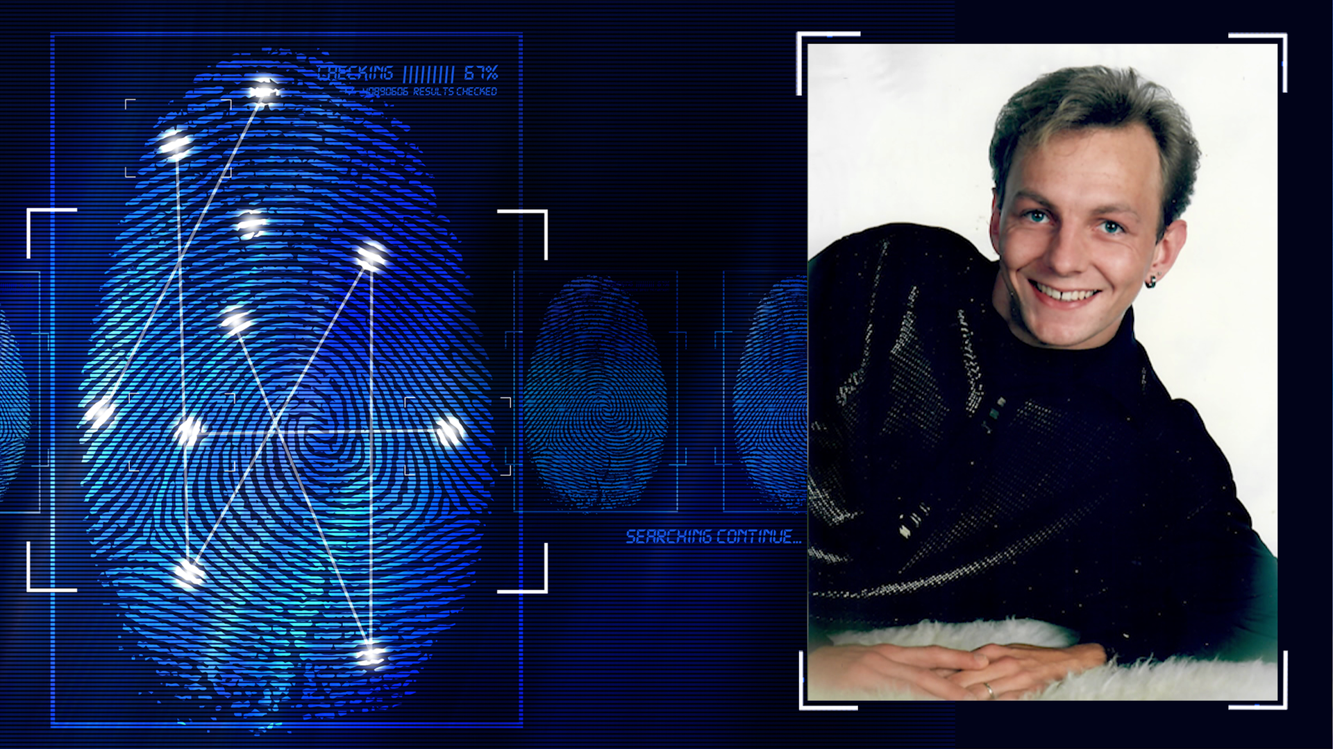 Ein junger Mann liegend, lächelt die Kamera. Er hat kurze blonde Haare und trägt ein schwarzes Oberteil. Links daneben: Lichtschematische Darstellung eines Fingerabdrucks