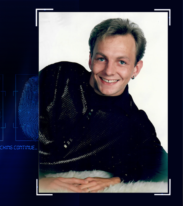 Ein junger Mann liegend, lächelt die Kamera. Er hat kurze blonde Haare und trägt ein schwarzes Oberteil. Links daneben: Lichtschematische Darstellung eines Fingerabdrucks