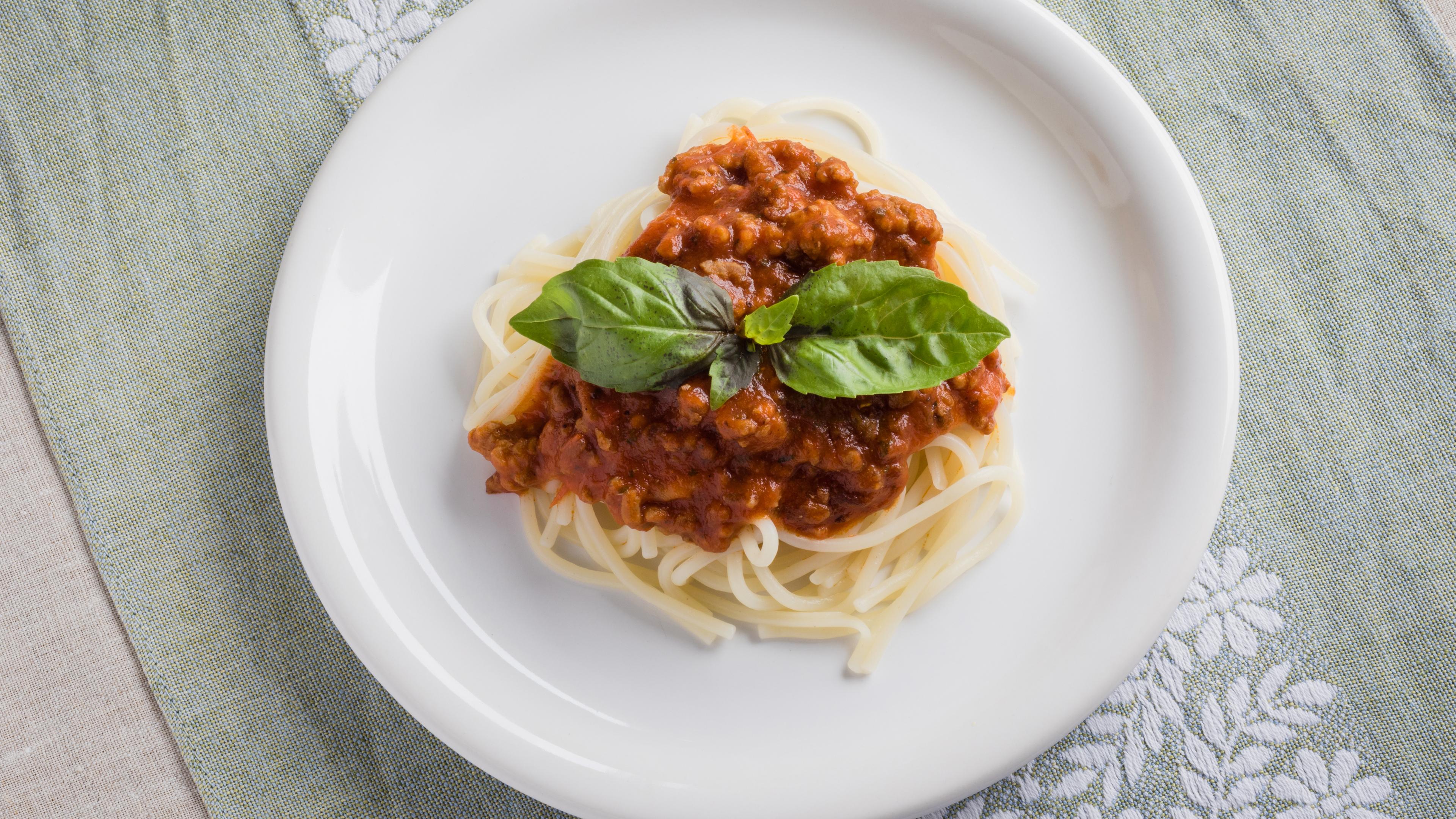 Es ist ein Teller mit Spaghetti Bolognese zu sehen.