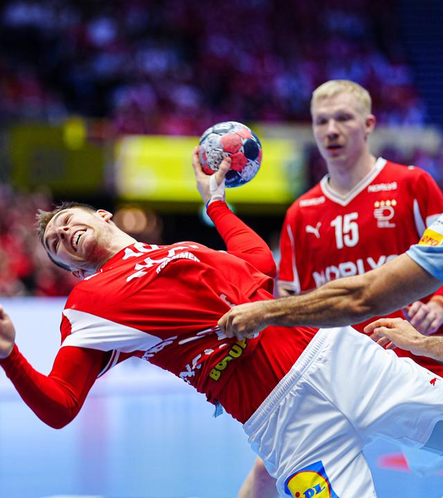 Mathias Gidsel (Daenemark, 19) und Antonio Serradilla (Spanien, 05) kämpfen. 