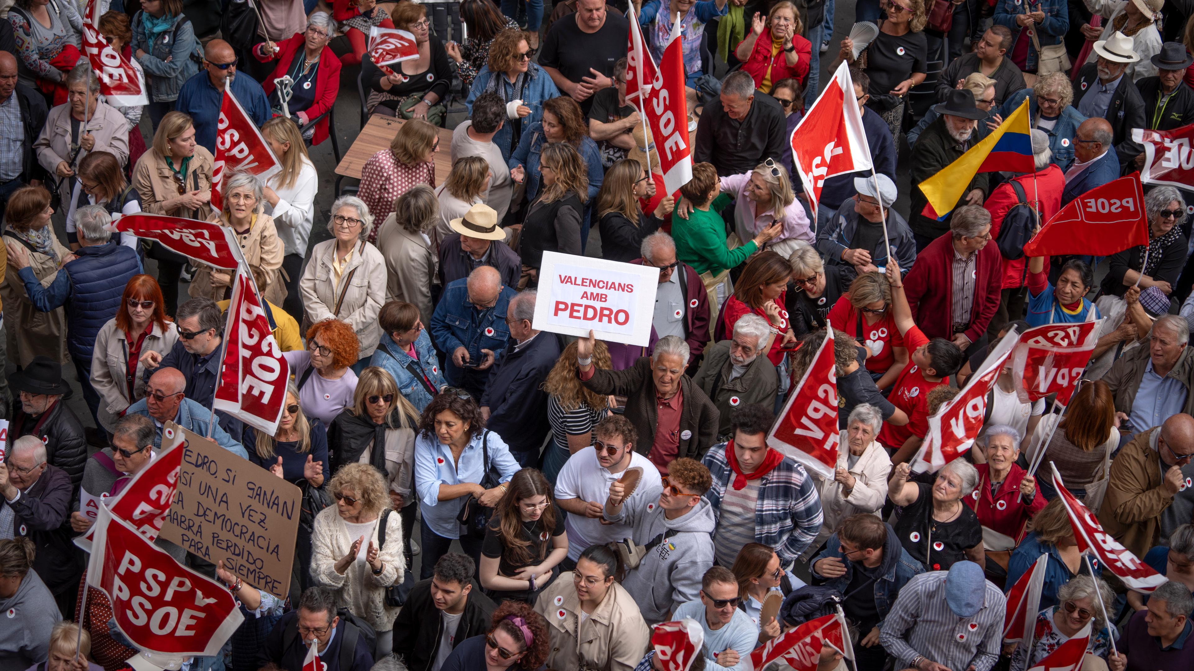 Dutzende von Menschen stehen während einer Kundgebung zur Unterstützung des Ministerpräsidenten Sánchez vor dem Sitz der PSPV in Valencia.