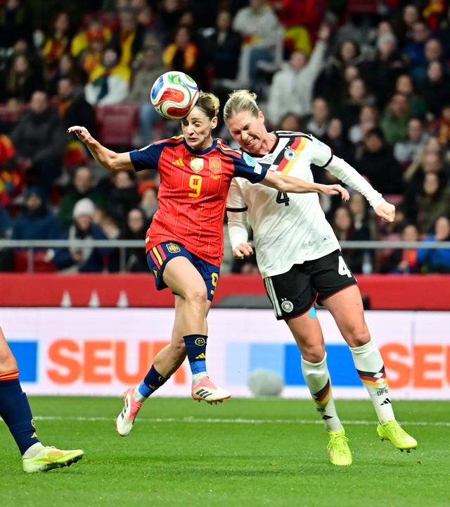 Rebecca Knaak (Deutschland) und Esther Gonzalez (Spanien) kämpfen. 