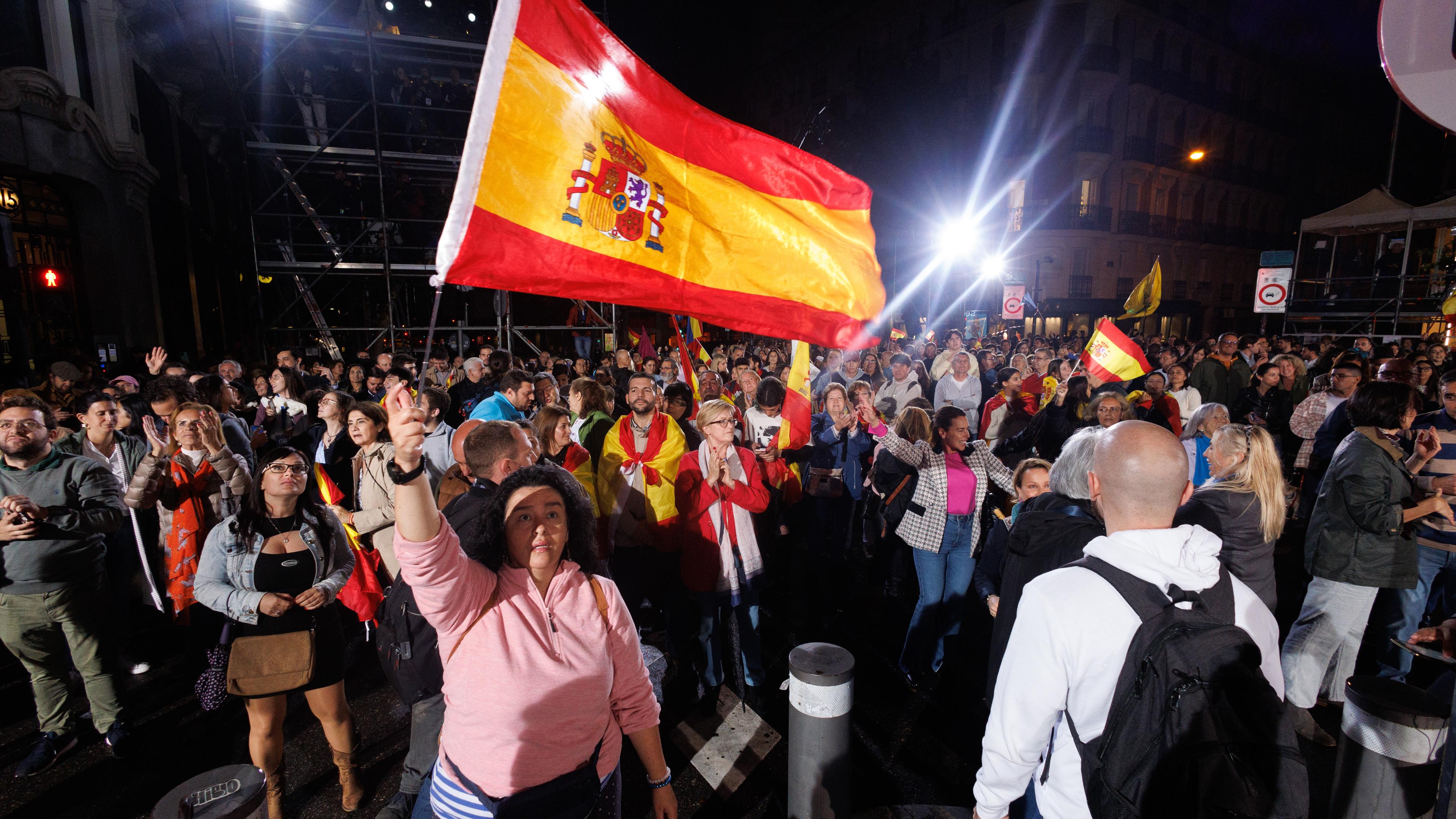 In Madrid feierten am Sonntagabend Anhänger der Partido Popular nach der Wahl auf der Straße. 