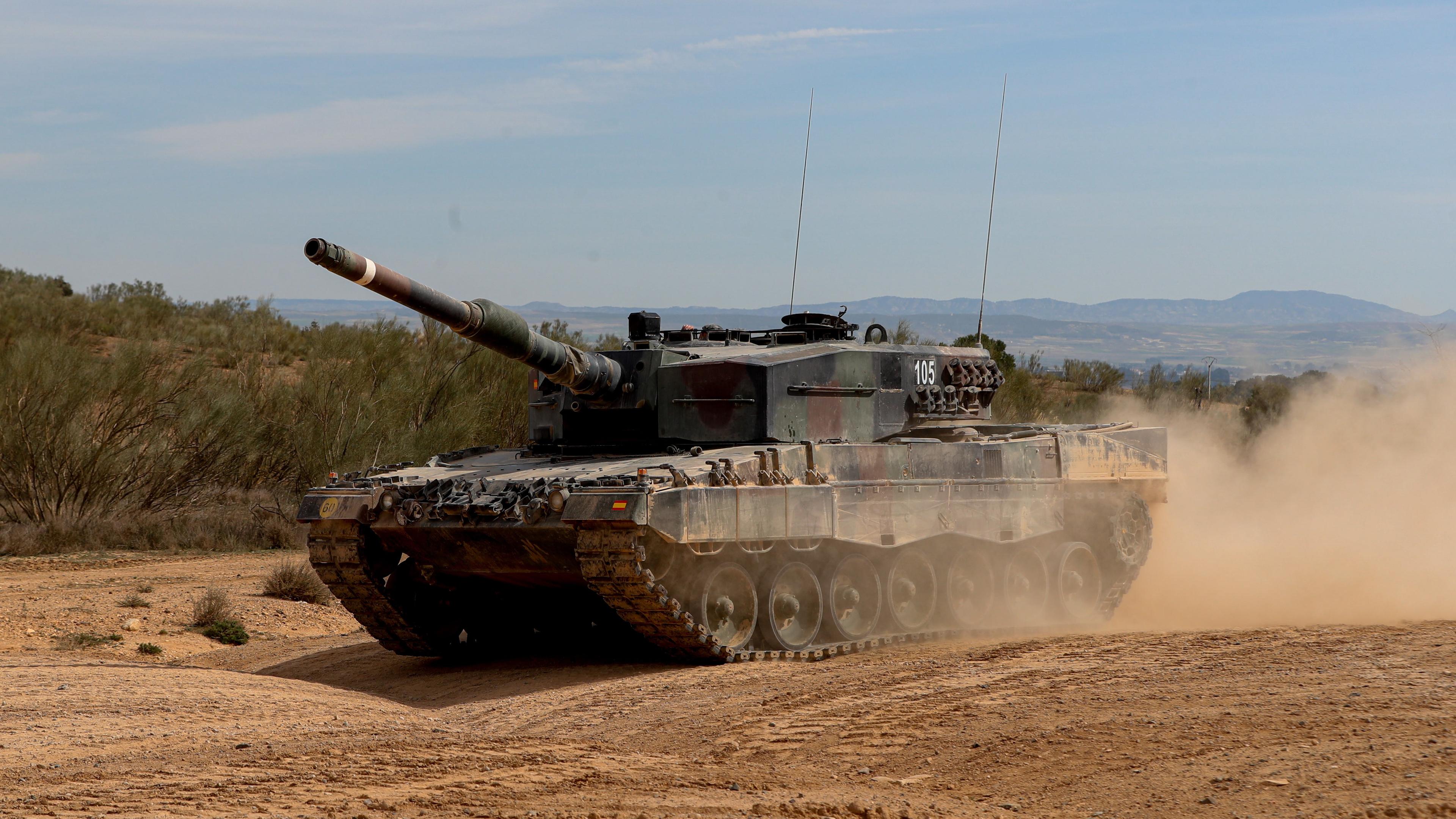 Leopard-Panzer fährt auf der spanischen San Gregorio-Militärbasis bei einem Training durch den Sand