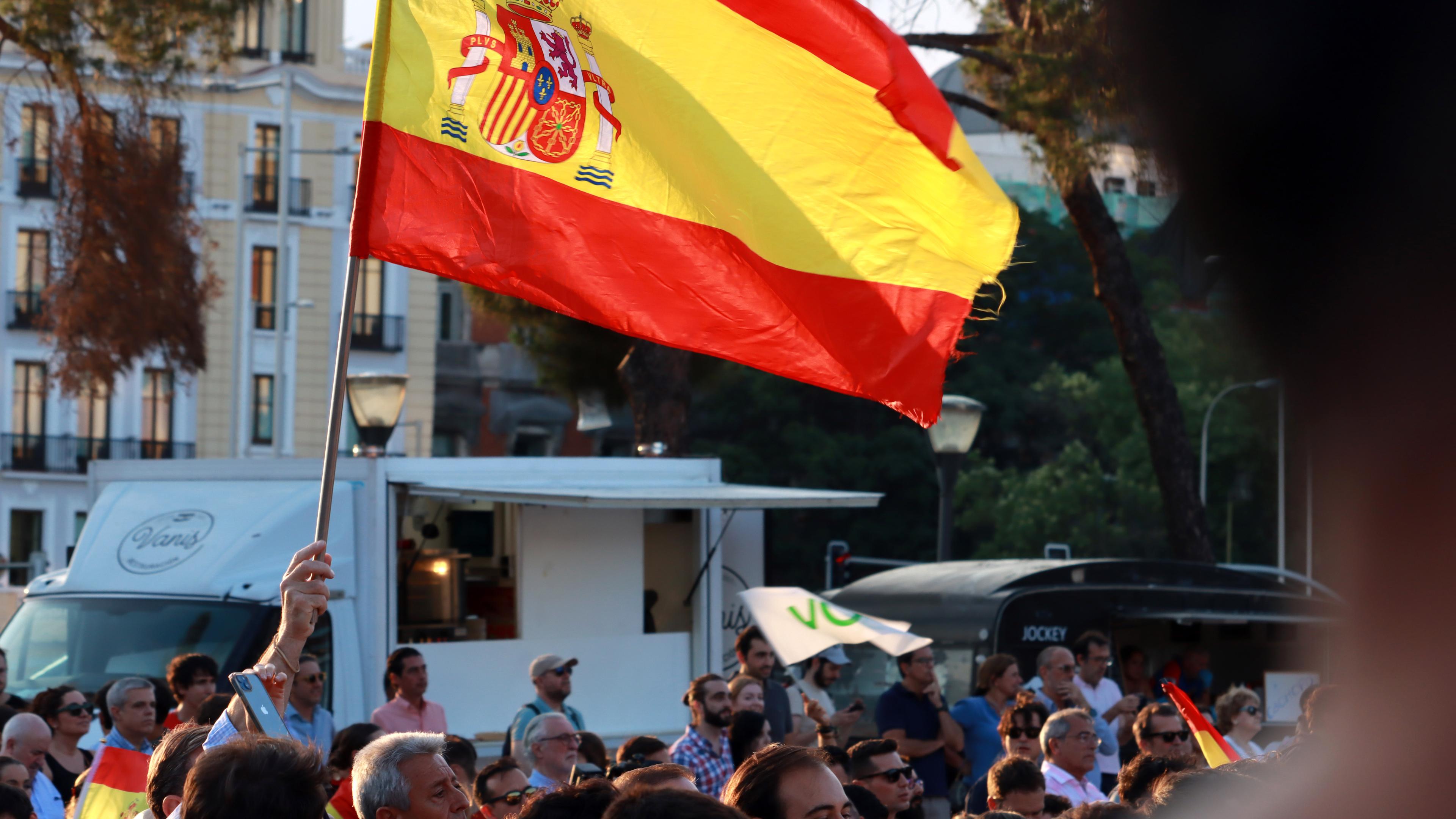 Bei einer Wahlparty in Spanien wird die sanische Flagge geweht.