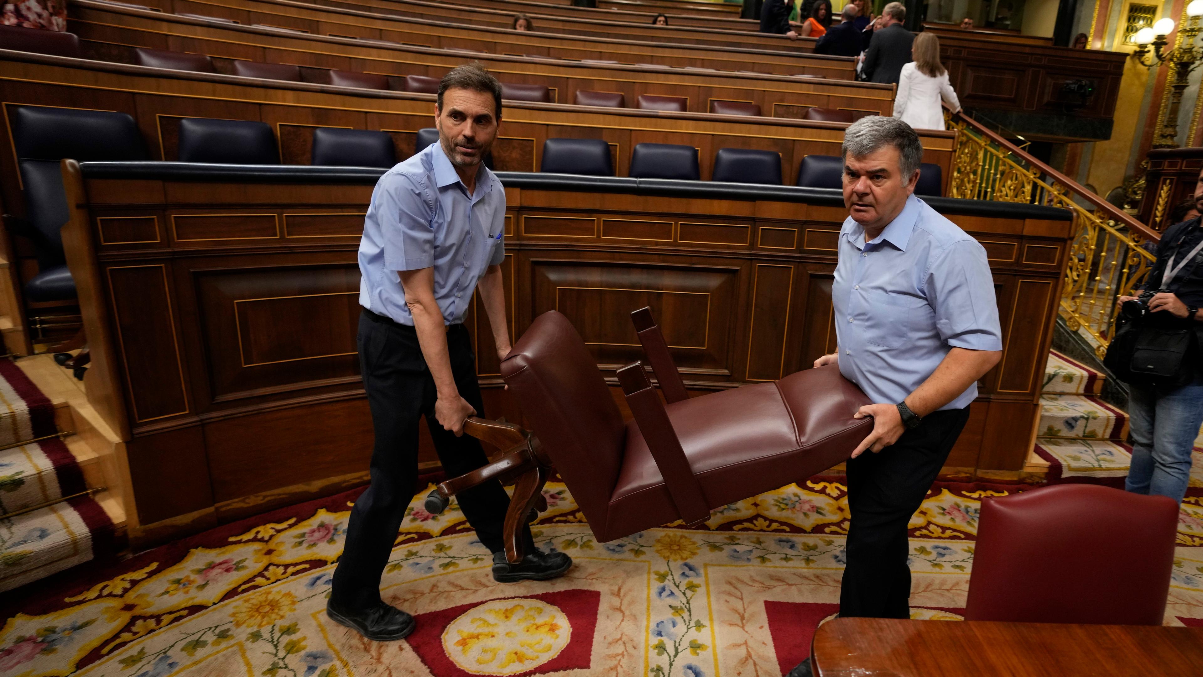 Arbeiter ordnen die Sitze im spanischen Parlament