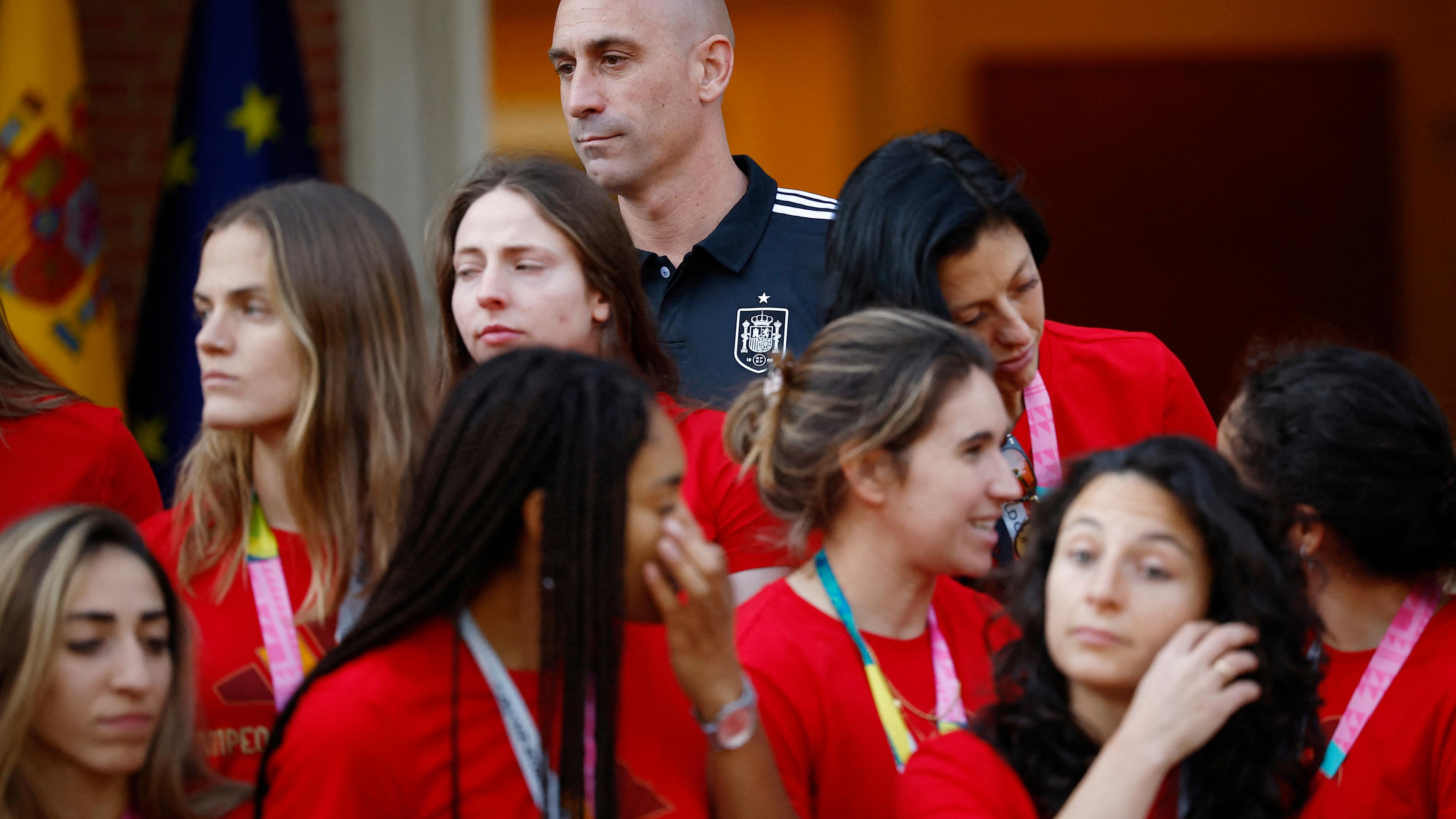 Spaniens Fußball-Präsident Luis Rubiales hinter den spanischen Nationalspielerinnen.