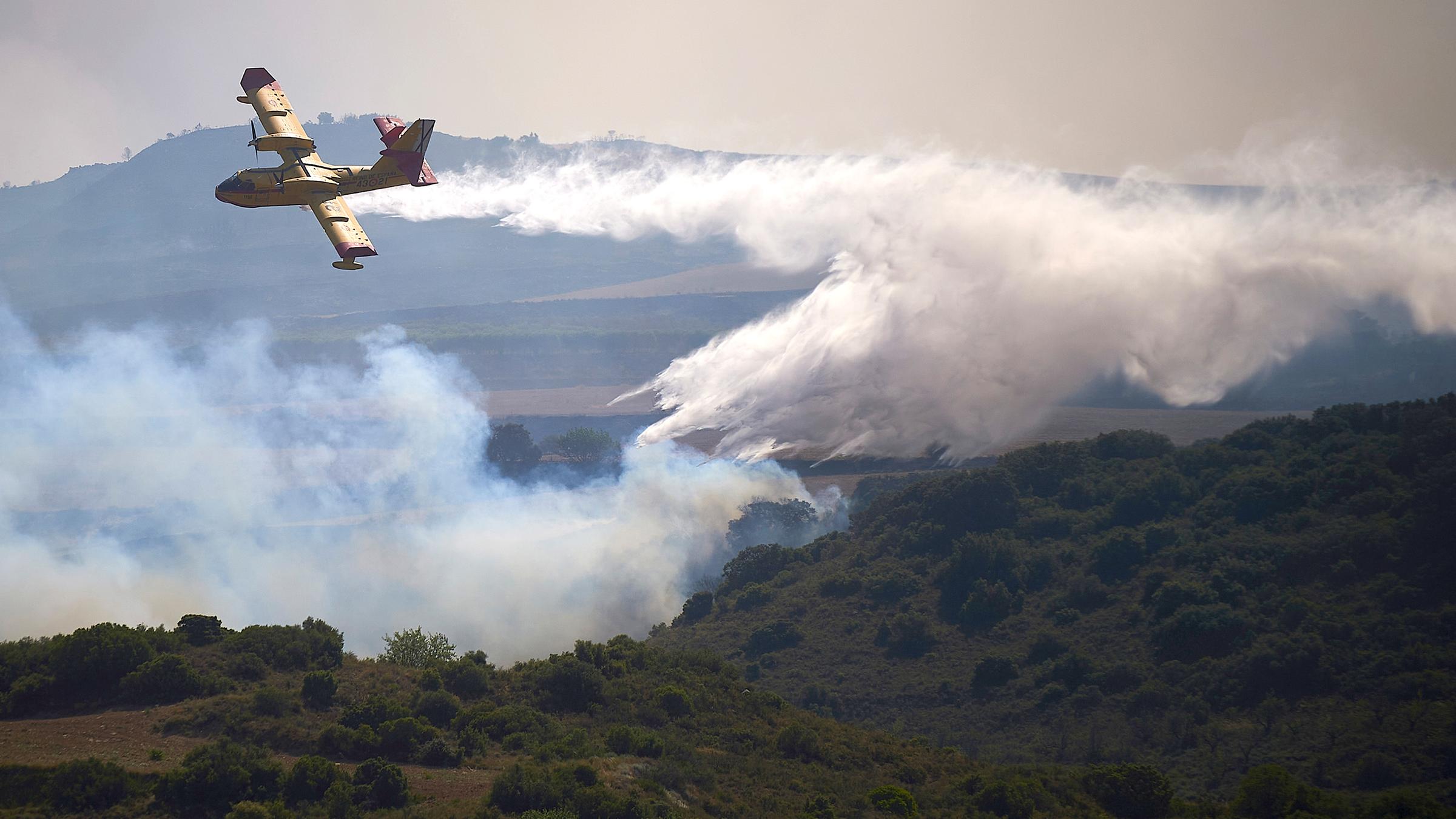 Löschflugzeug bekämpft Waldbrand bei San Martin de Unx, Spanien