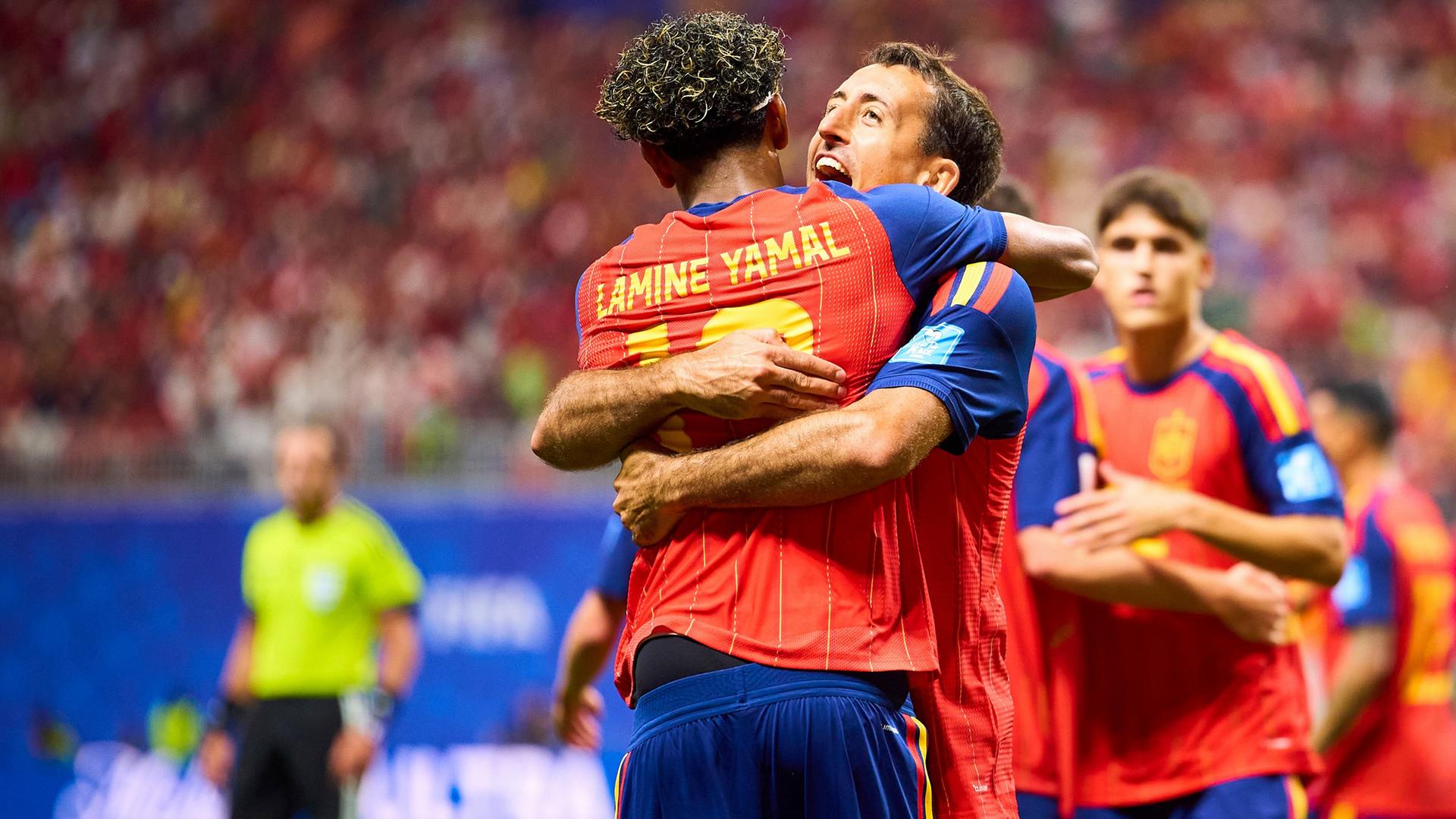 Die spanischen Nationalspieler Lamine Yamal und Mikel Oyarzabal jubeln zusammen nach dem Treffer zum 3:0 für Spanien