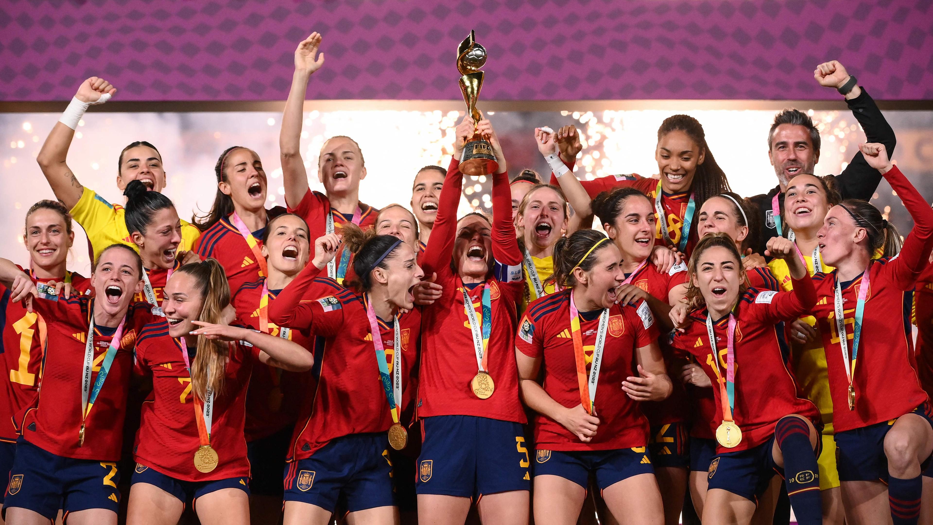 Spaniens Spielerinnen feiern 2023 im Stadium Australia in Sydney