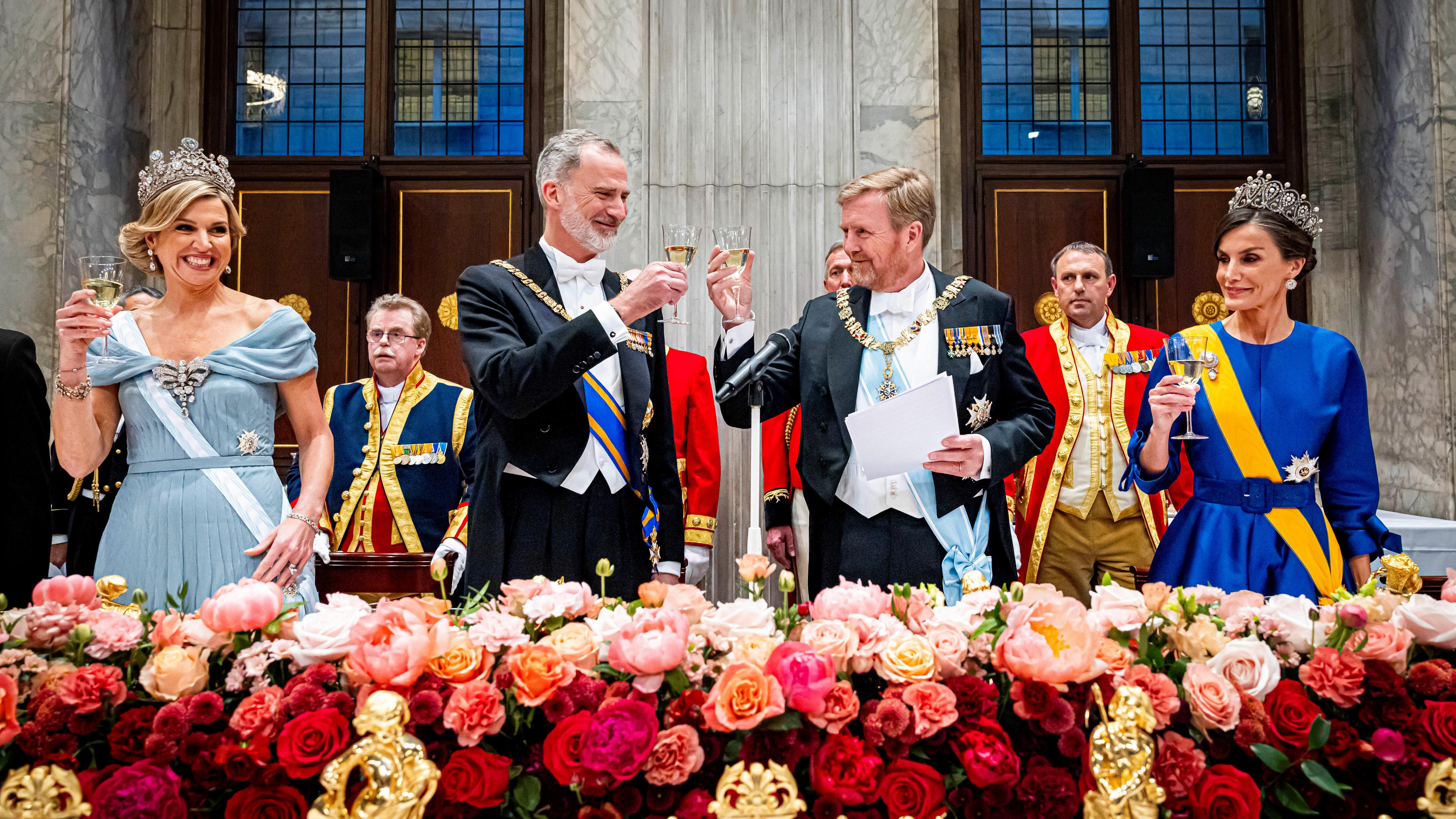 Das spanische Königspaar, Letizia und Felipe, sind der Einladung von Königin Maxima und König Willem-Alexander für einen niederländischen Staatsbesuch gefolgt.