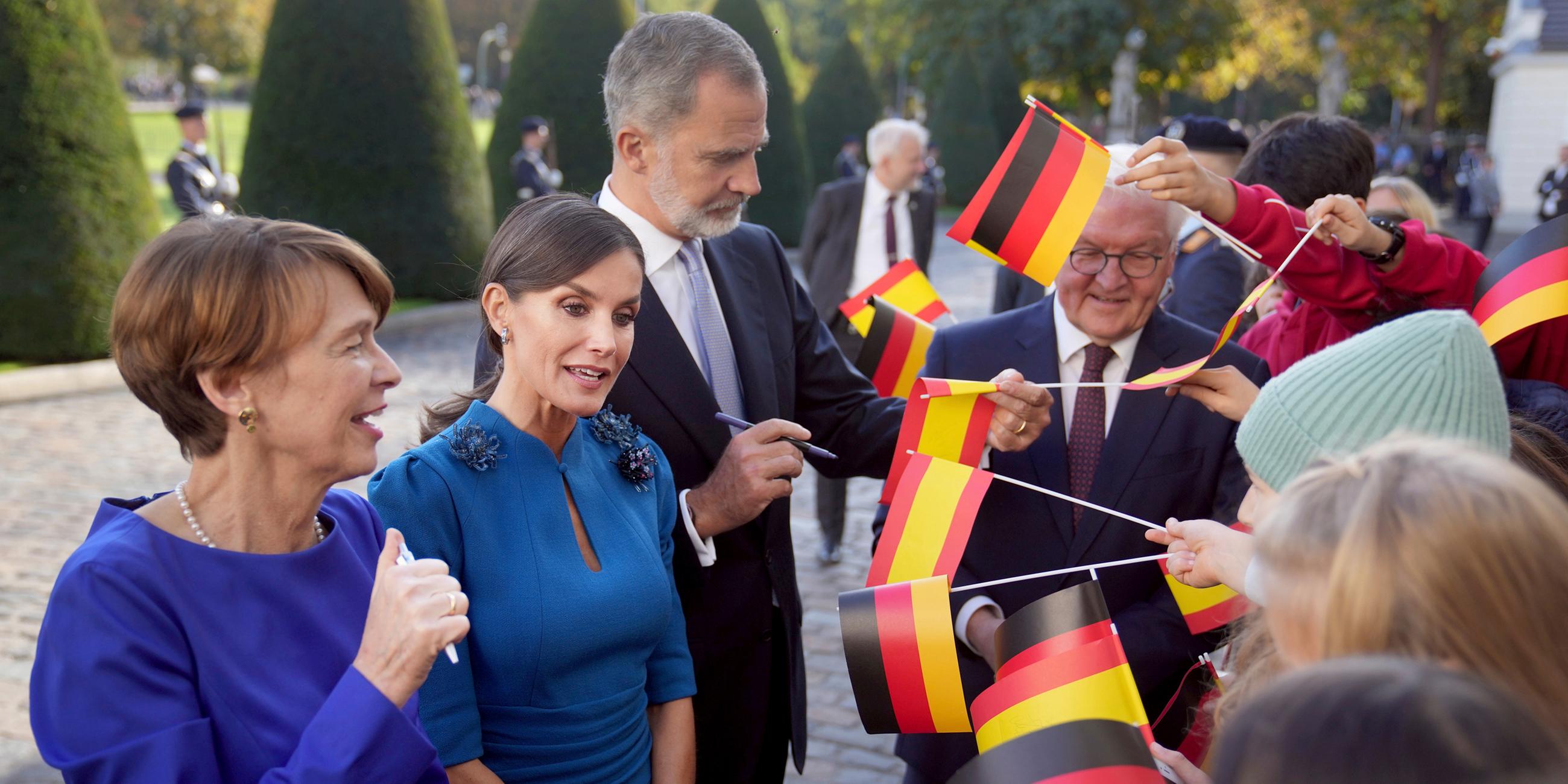 Bundespräsident Frank-Walter Steinmeier und seiner Frau Elke Büdenbender mit dem spanischen Königsoaar vor dem Schloss Bellevue