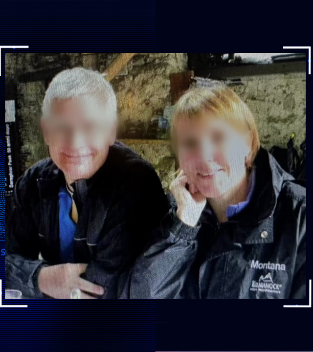 Foto eines Paares in einem Restaurant, sie lächeln in die Kamera. Teile der Gesichter wurden technisch verfremdet. Links daneben: Lichtschematische Darstellung eines Fingerabdrucks.