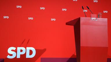 Verwaistes Rednerpult im Willy-Brandt-Haus