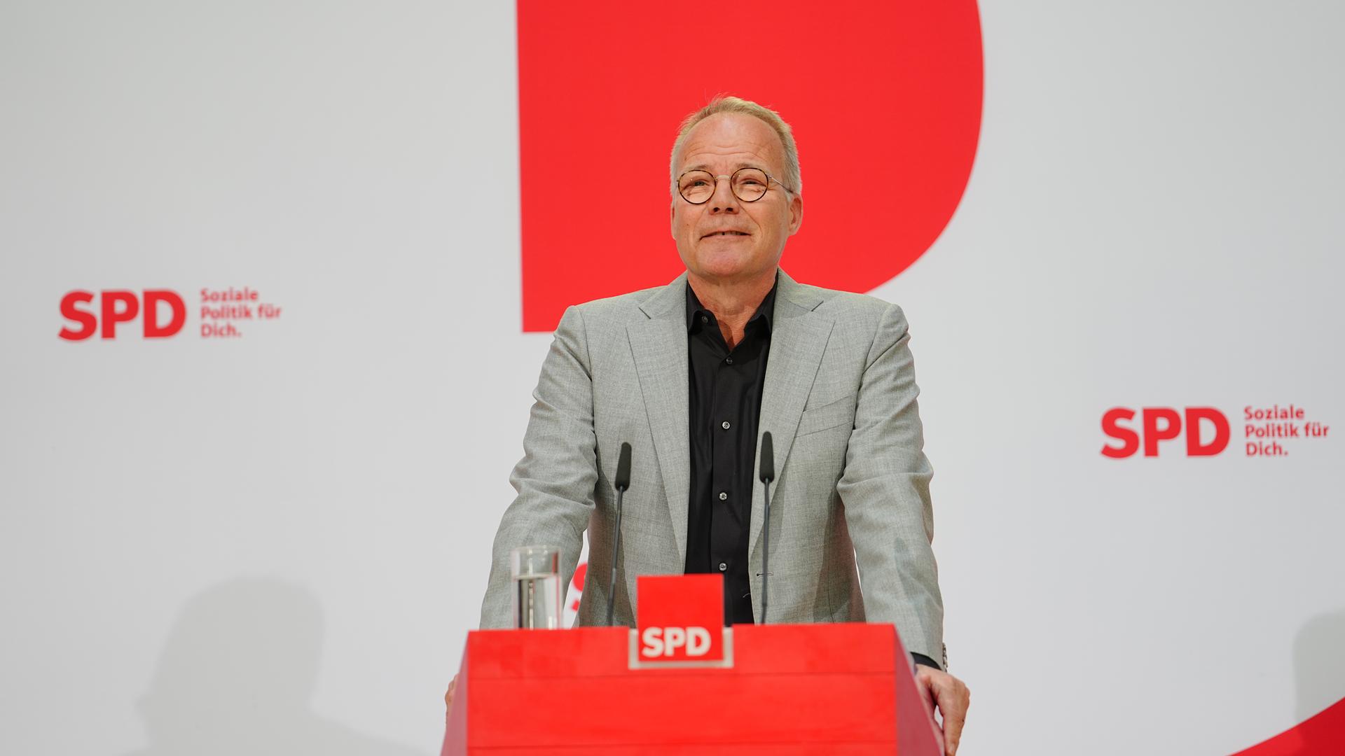 Matthias Miersch, SPD-Generalsekretär, gibt im Willy-Brandt-Haus das Ergebnis des Mitgliedervotums für die Koalition von CDU, CSU und SPD bekannt.