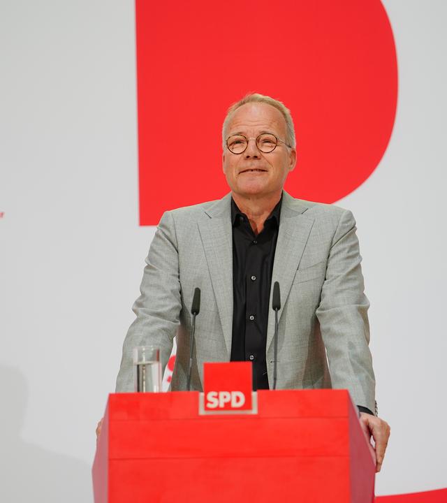 Matthias Miersch, SPD-Generalsekretär, gibt im Willy-Brandt-Haus das Ergebnis des Mitgliedervotums für die Koalition von CDU, CSU und SPD bekannt.