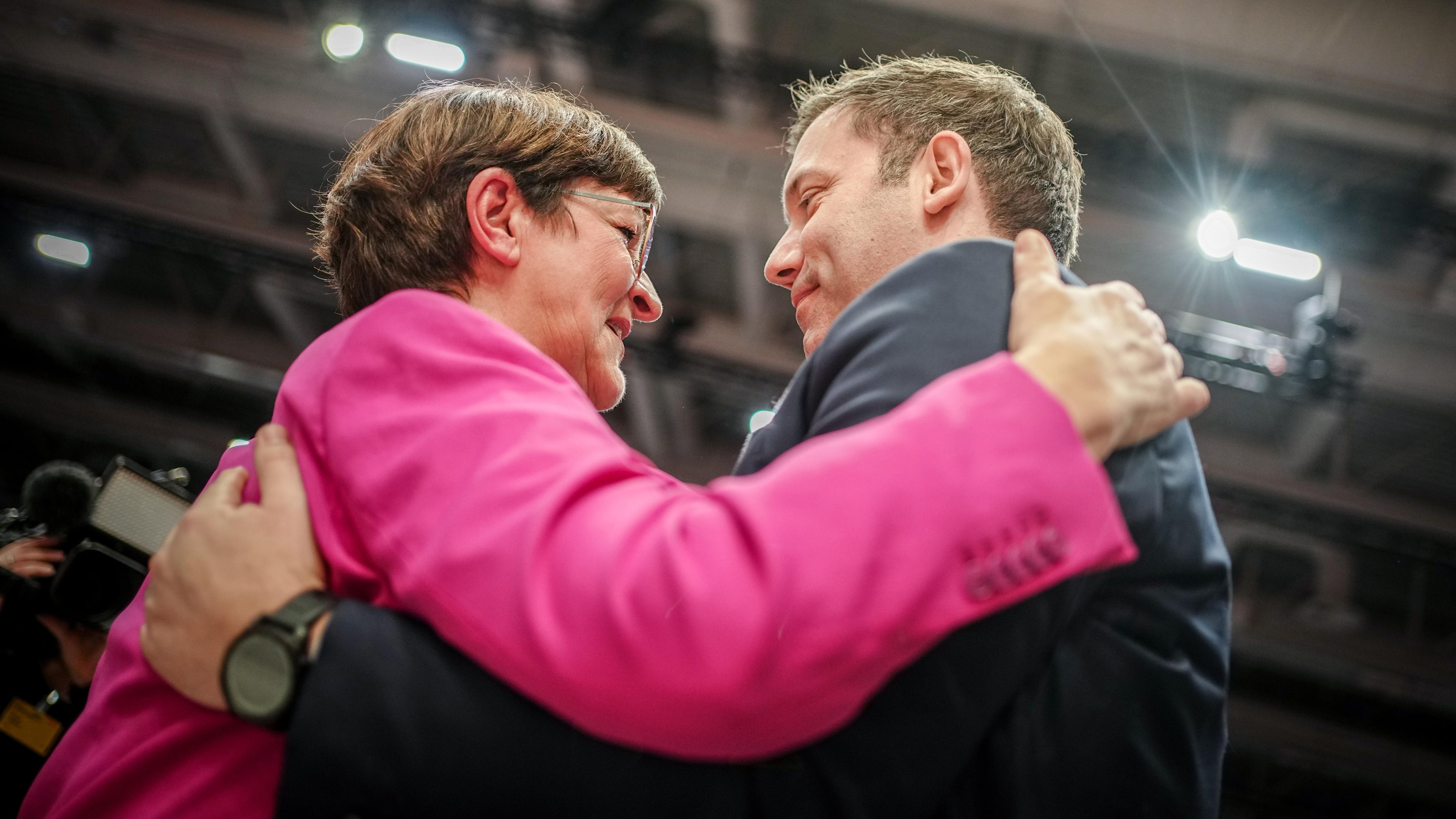 Saskia Esken und Lars Klingbeil umarmen sich beim ordentlichen Bundesparteitag der SPD auf dem Berliner Messegelände am 08.12.2023.
