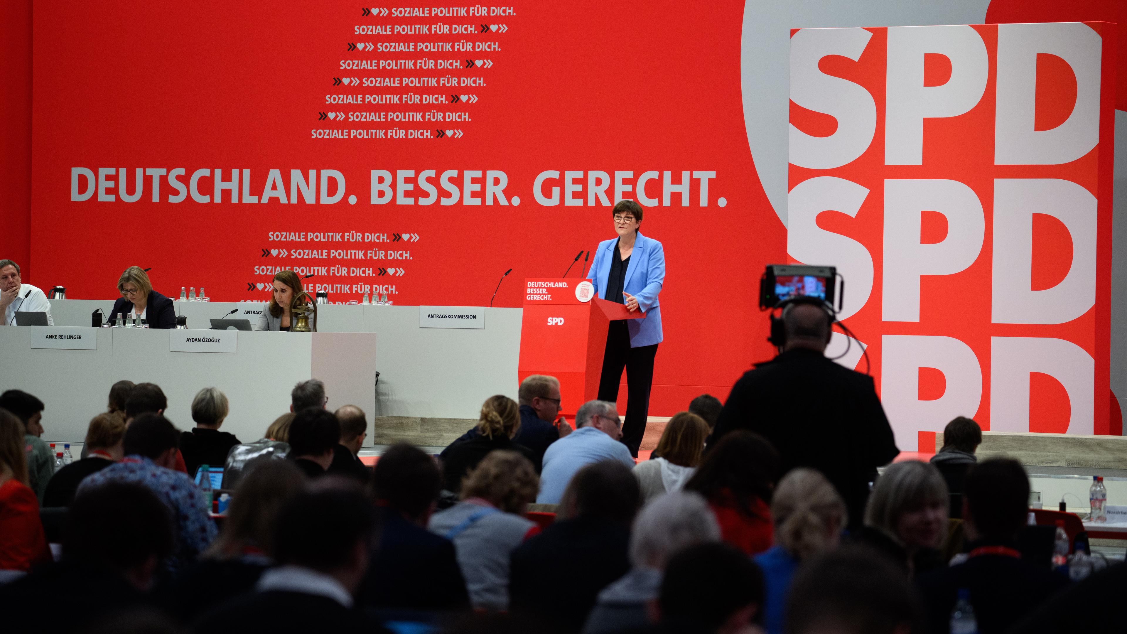, Berlin: Saskia Esken, Vorsitzende der SPD, redet beim ordentlichen Bundesparteitag der SPD auf dem Berliner Messegelände.
