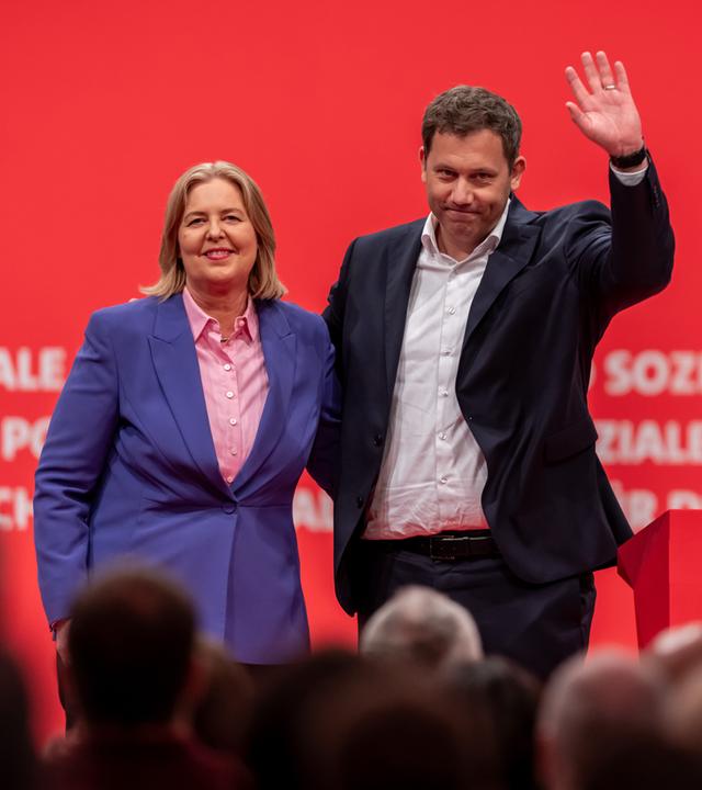 27.06.2025, Berlin: Lars Klingbeil (SPD), Bundesminister der Finanzen, Vizekanzler und SPD-Bundesvorsitzender, steht neben Bärbel Bas (SPD), Bundesarbeitsministerin und SPD Bundesvorsitzende, beim SPD-Bundesparteitag nach der Wahl.