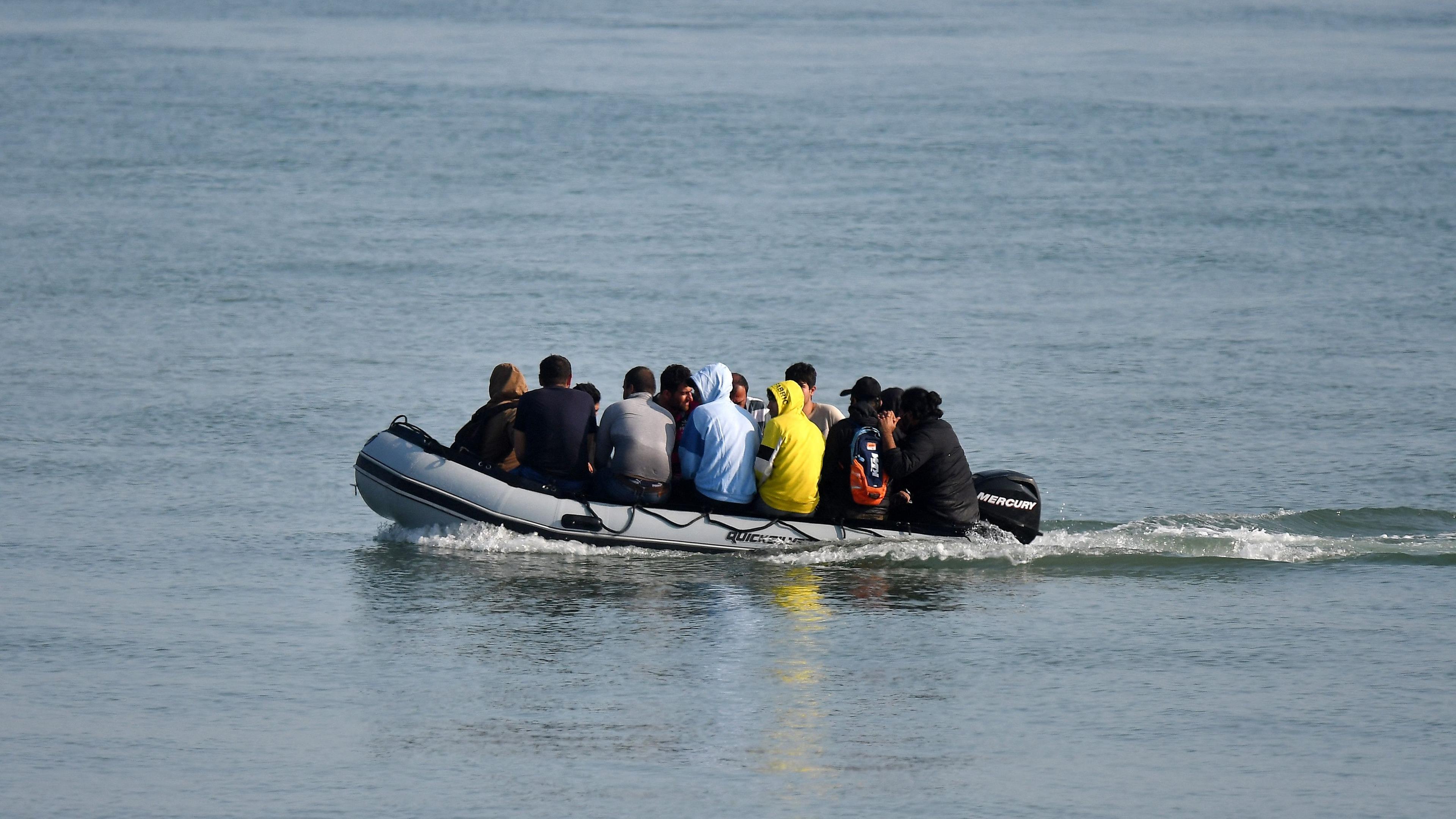 Migranten überqueren das Mittelmeer auf einem Schlauchboot