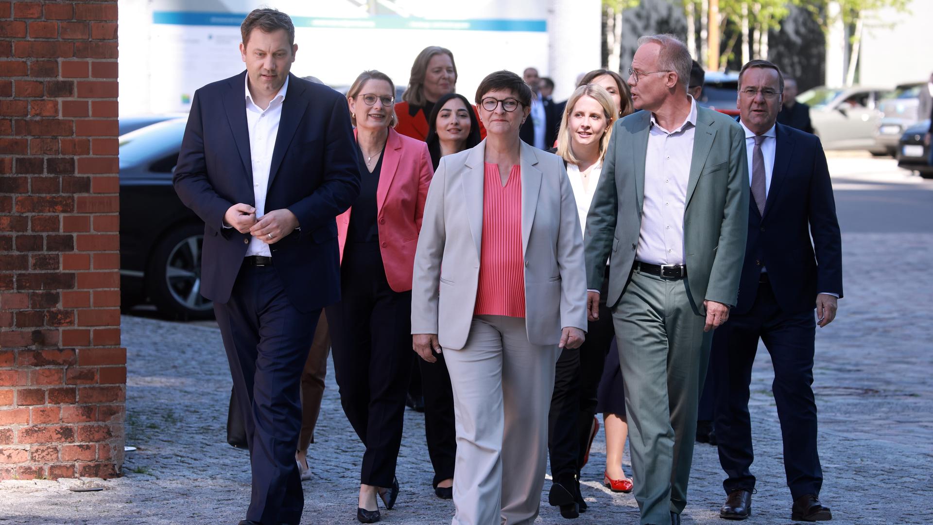 Lars Klingbeil, Saskia Esken, Matthias Miersch und die neuen SPD Minister laufen zur Unterzeichnung des Koalitionsvertrags.