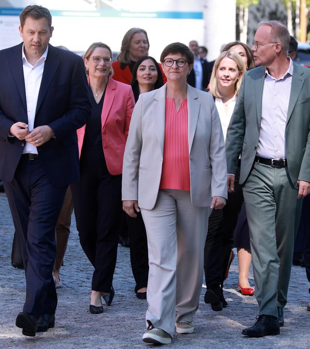 Lars Klingbeil, Saskia Esken, Matthias Miersch und die neuen SPD Minister laufen zur Unterzeichnung des Koalitionsvertrags.