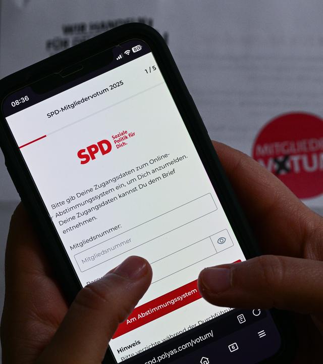 Berlin: Ein SPD-Mitglied stimmt im Mitgliedervotum der Partei über den ausgehandelten Koalitionsvertrag ab.