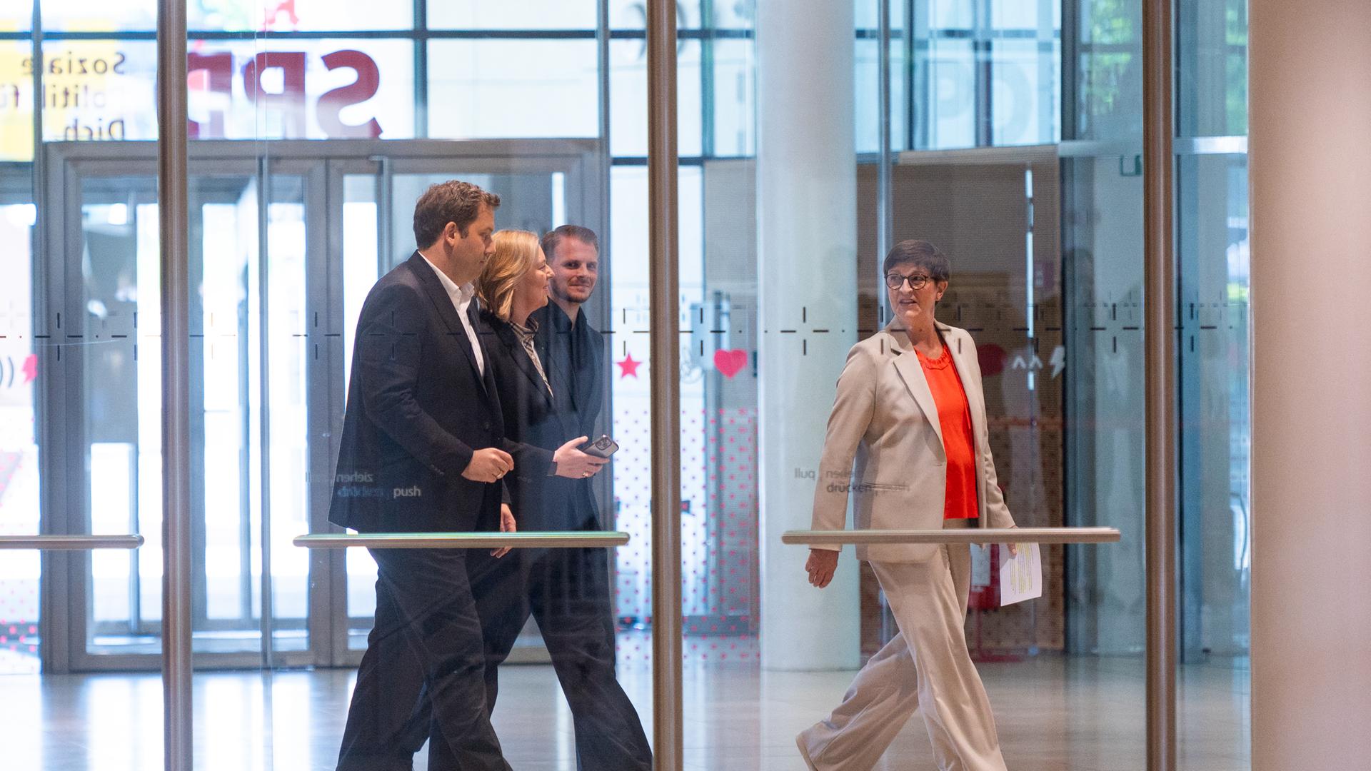 Lars Klingbeil (SPD, l-r), Bundesminister der Finanzen und Vizekanzler, Bärbel Bas (SPD), Bundesarbeitsministerin, Tim Klüssendorf (SPD) und Saskia Esken (SPD), Co-Parteichefin der SPD, kommen zu einer Pressekonferenz. 