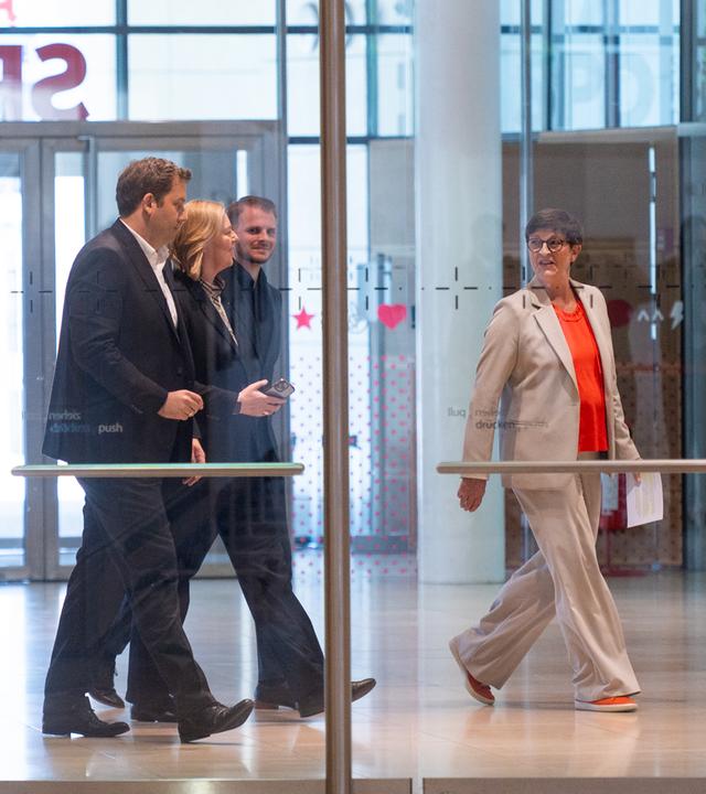 Lars Klingbeil (SPD, l-r), Bundesminister der Finanzen und Vizekanzler, Bärbel Bas (SPD), Bundesarbeitsministerin, Tim Klüssendorf (SPD) und Saskia Esken (SPD), Co-Parteichefin der SPD, kommen zu einer Pressekonferenz. 