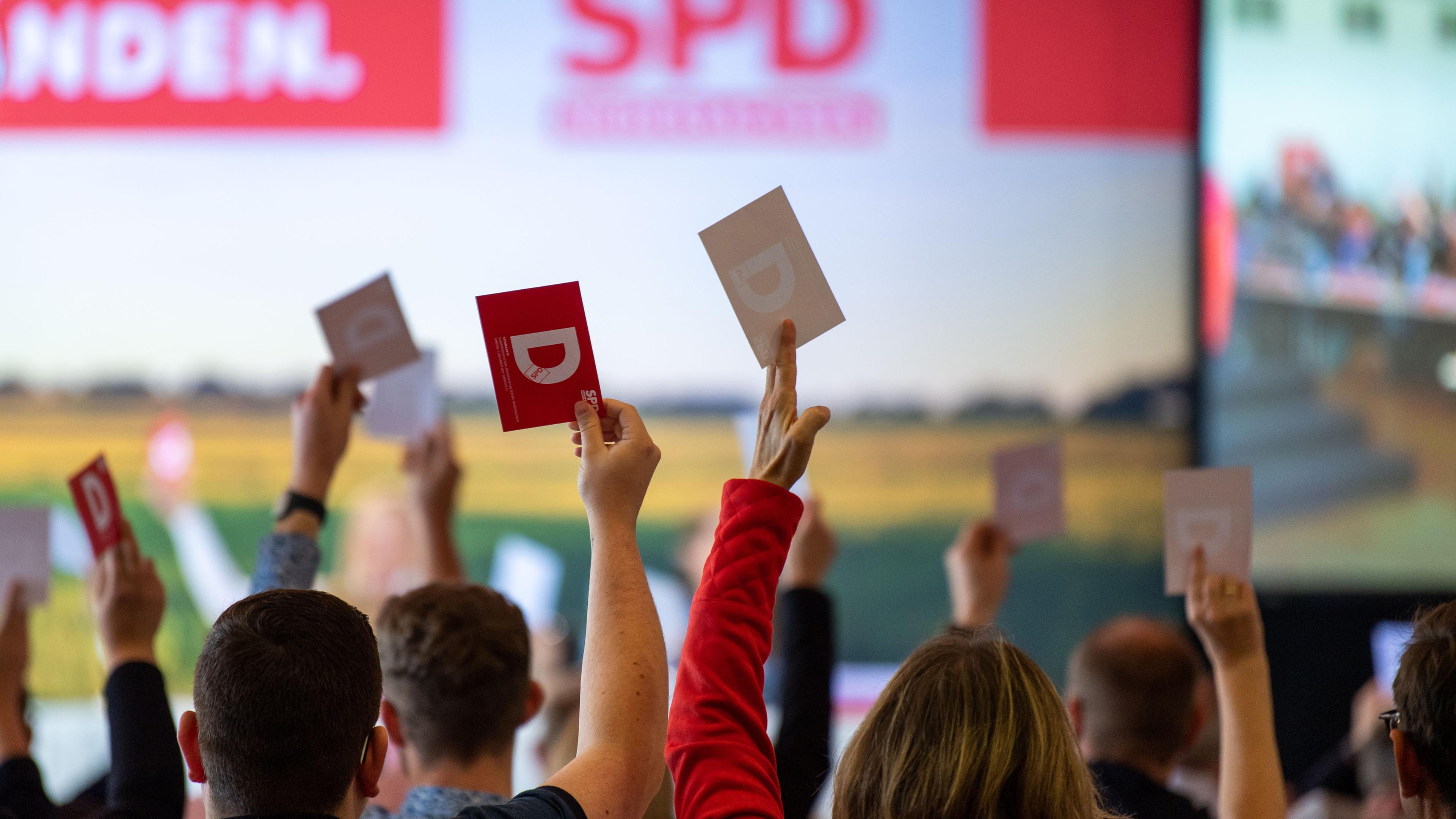 Niedersachsen, Hannover: Mitglieder der SPD stimmen beim Landesparteitag der SPD ab.