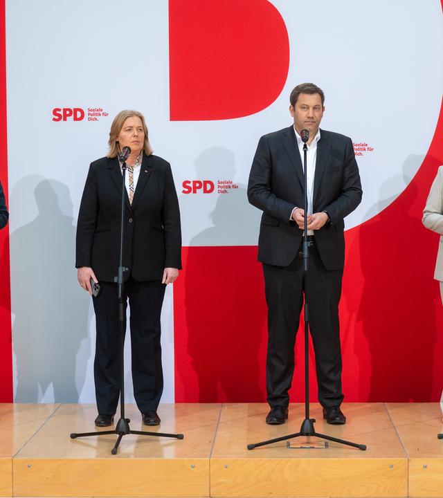 Berlin: Tim Klüssendorf (SPD, l-r), Bärbel Bas (SPD), Bundesarbeitsministerin, Lars Klingbeil (SPD), Bundesminister der Finanzen und Vizekanzler und Saskia Esken (SPD), Co-Parteichefin der SPD, stehen bei einer Pressekonferenz. 