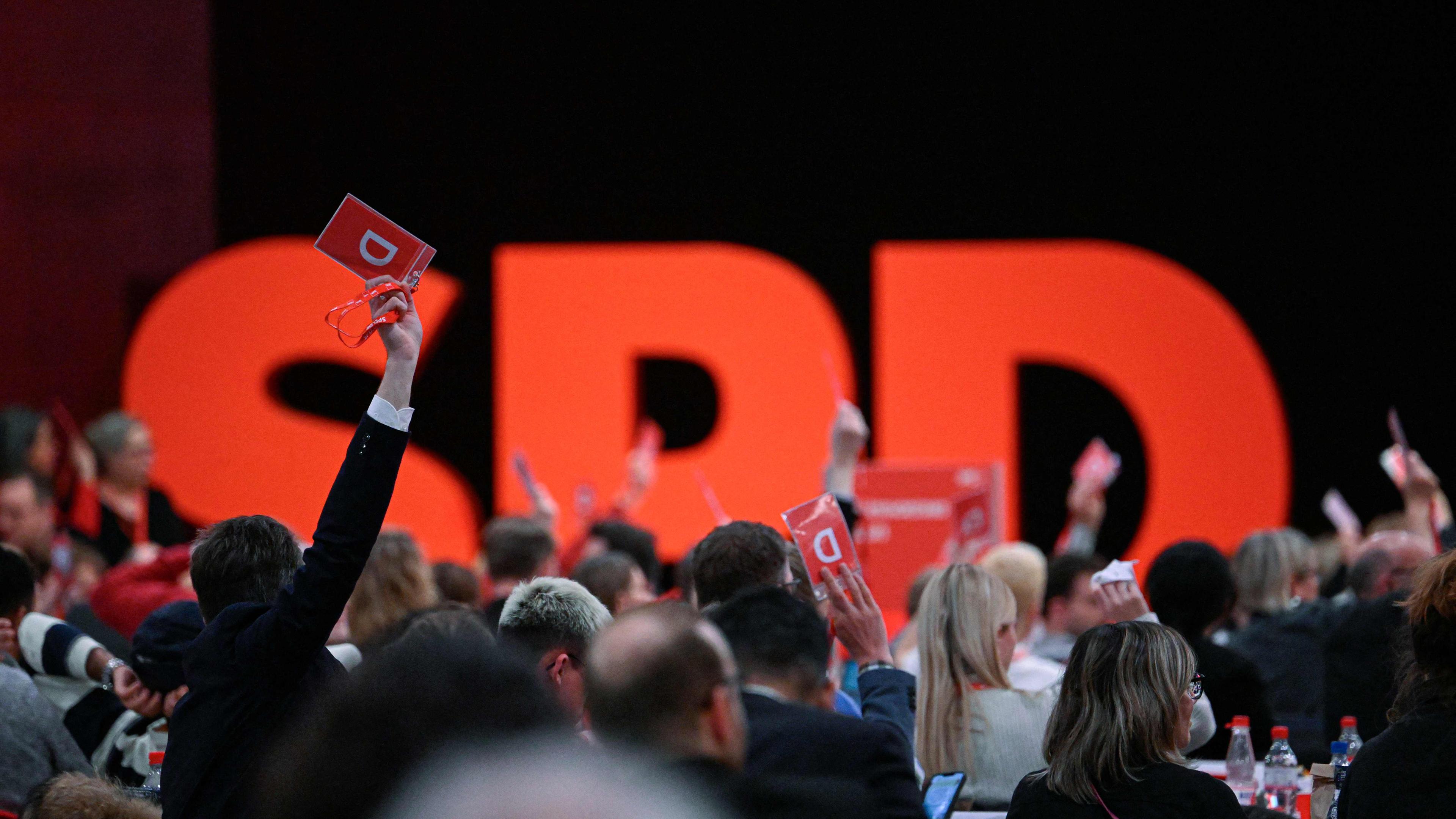 Die Delegierten stimmen auf dem Parteitag der SPD am 10. Dezember 2023 in Berlin ab