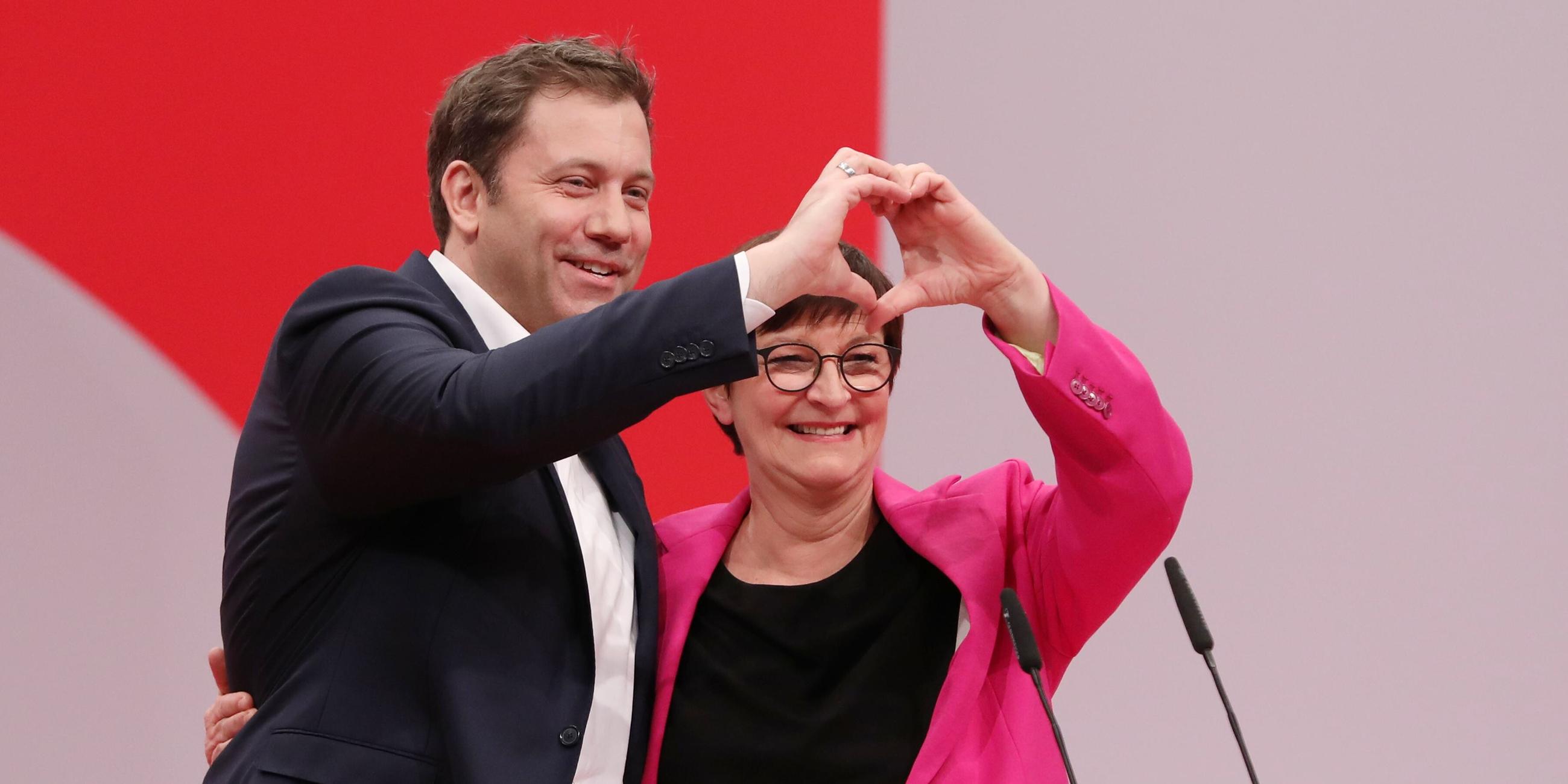 Berlin, Deutschland, 08.12.2023: Lars Klingbeil und Saskia Esken nach ihrer Wiederwahl als Parteivorsitzende auf dem SPD-Bundesparteitag
