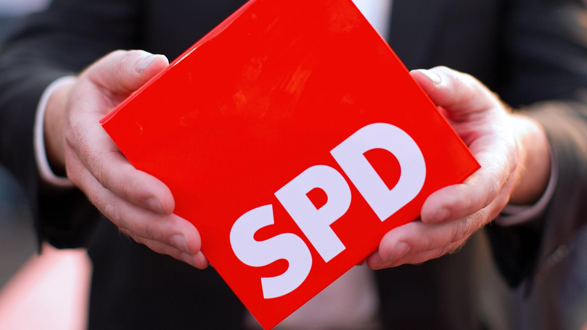 Archiv: Ein Mann hält einen roten Würfel mit der Aufschrift SPD am 29.08.2013