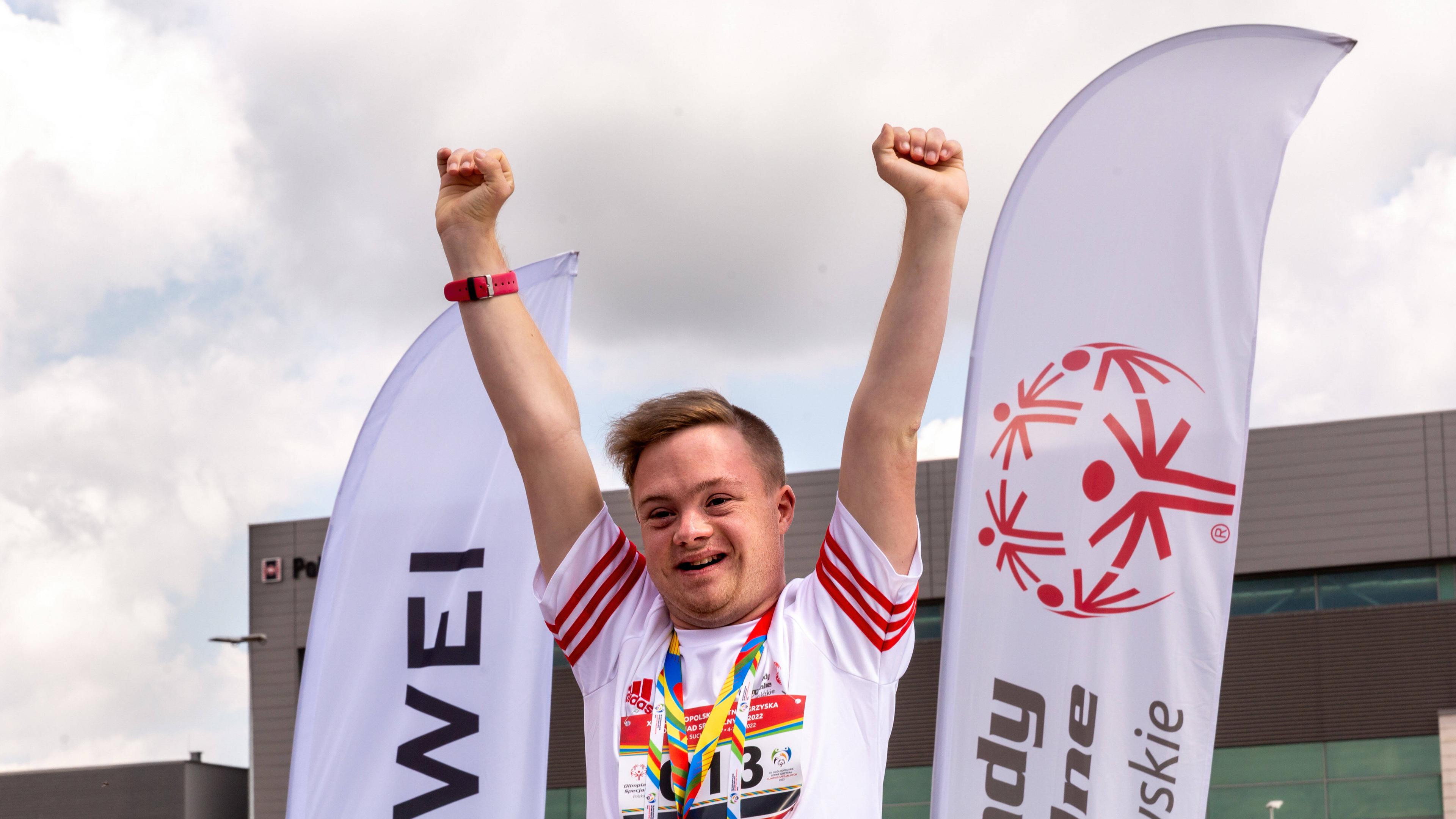 Junge mit Down-Sydrom feiert Sieg