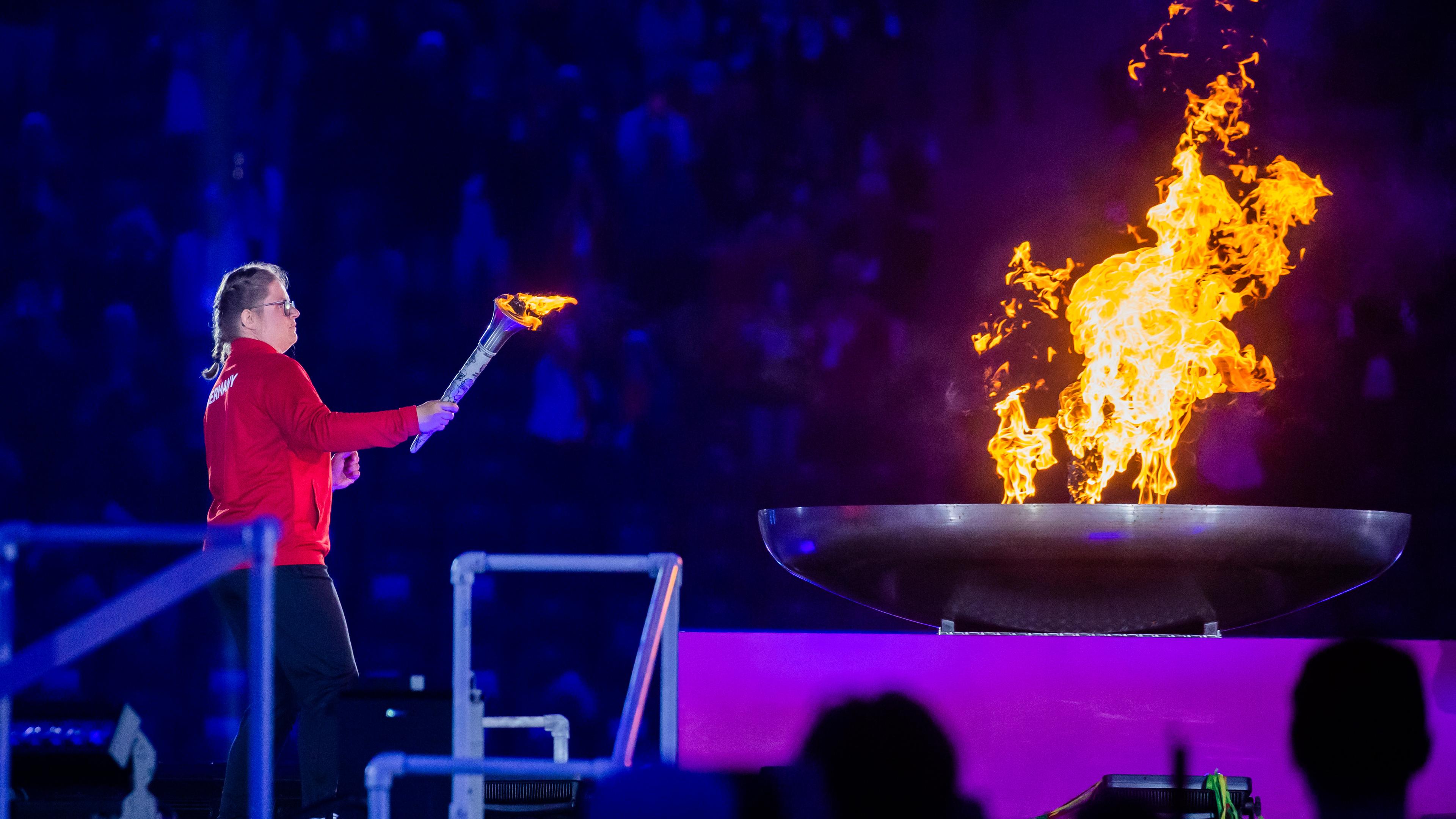Die letzte Fackelträgerin zündet die Flamme bei der Eröffnung der Special Olympics World Games an