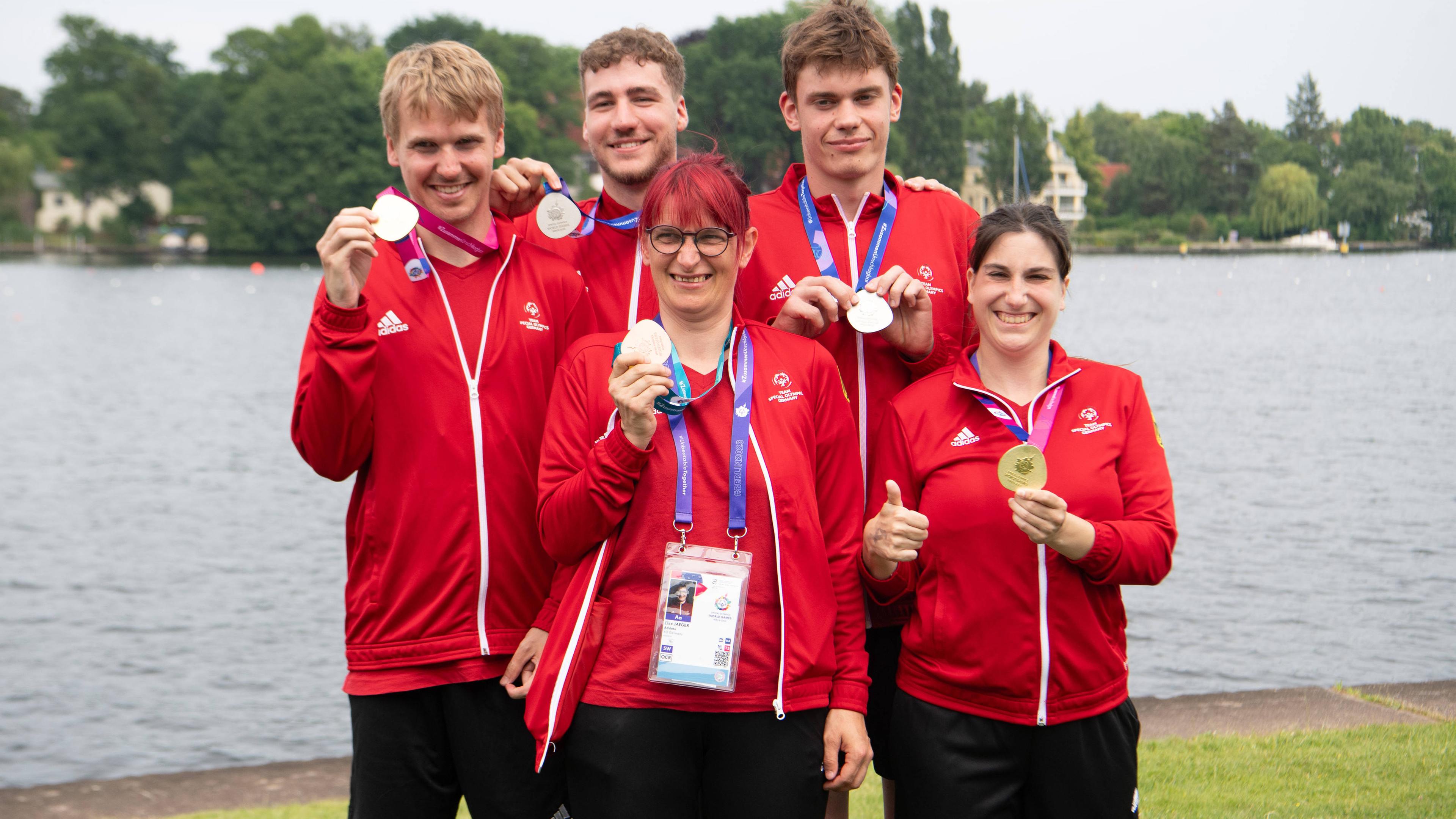 Special Olympics: Kai-Jürgen Pönisch, Adrian Schlüter, Elke Jäger, Leo Heckel, Patrizia Spaulding mit Medaillen